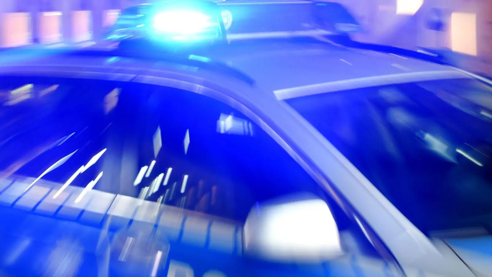 In Weiden wurde ein geparkter Seat beschädigt, der Unfallverursacher flüchtete. Polizei sucht Zeugen. (Symbolbild: Carsten Rehder/dpa)