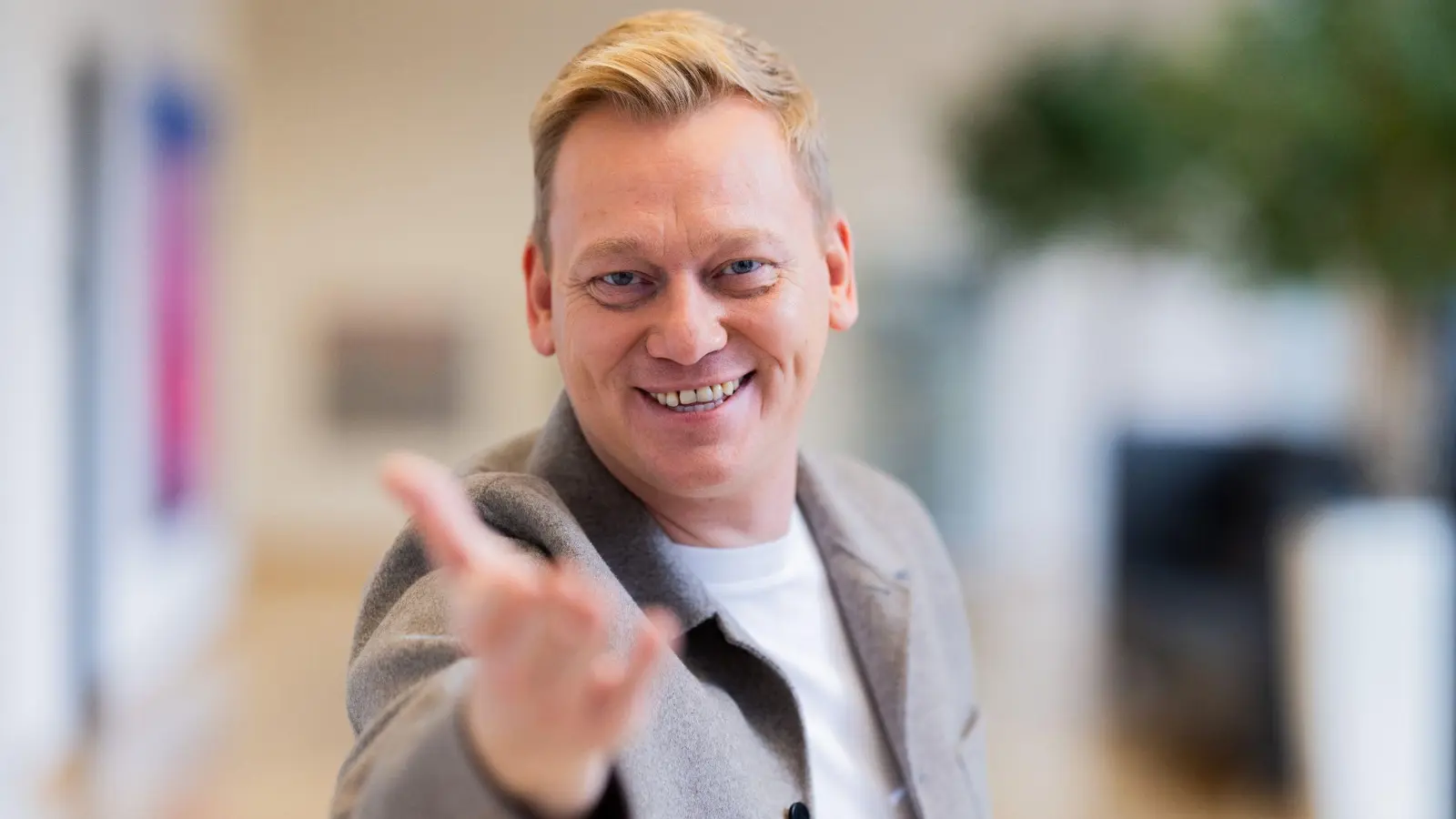 Wurde als Streamer sehr bekannt, arbeitet mittlerweile aber auch im klassischen&nbsp;Fernsehen: Jens „Knossi“ Knossalla. (Bild: Rolf Vennenbernd/dpa)