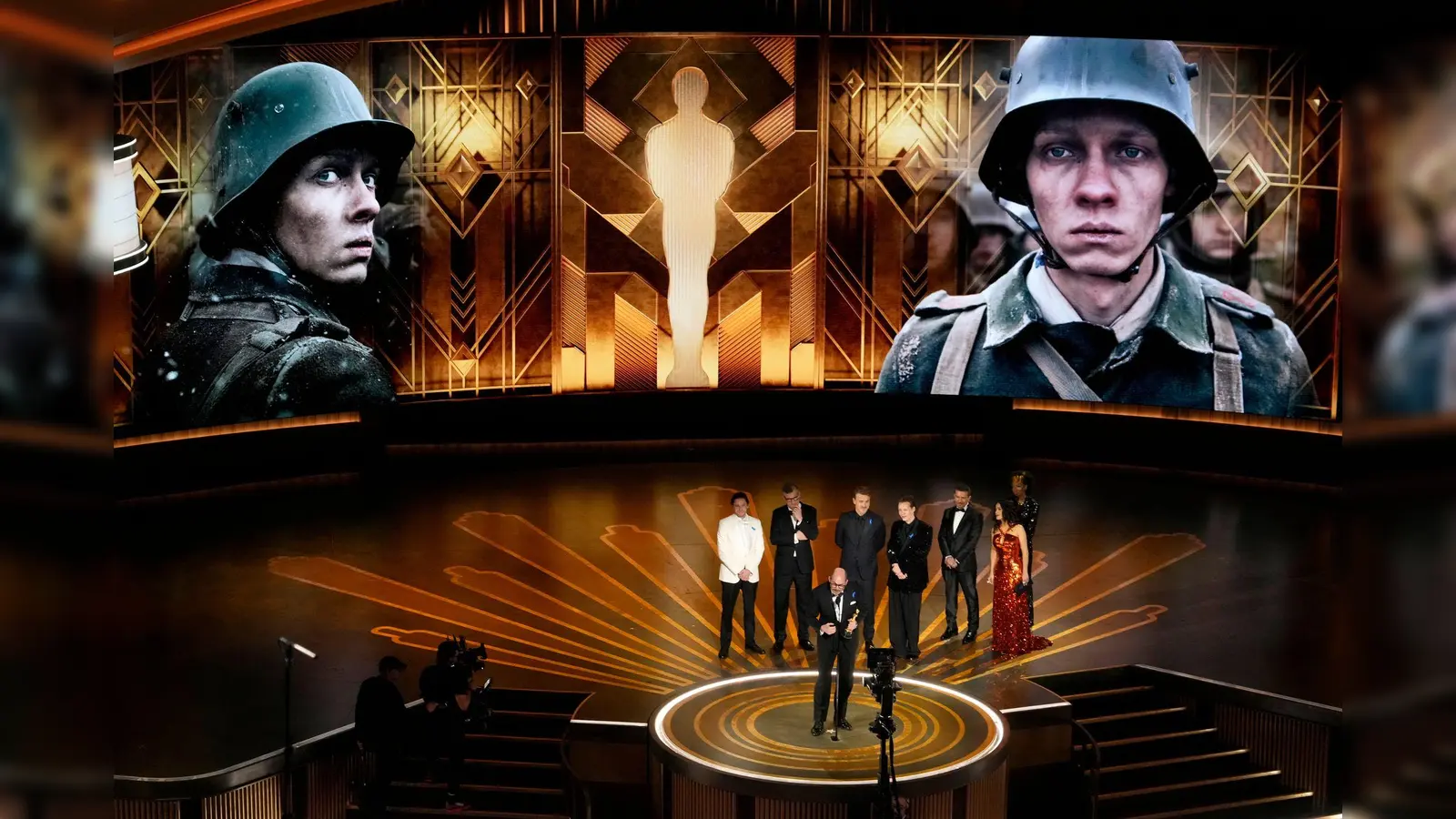 Regisseur Edward Berger (vorne) nimmt im März 2023 den Preis für „Im Westen nichts Neues“ aus Deutschland für den besten internationalen Spielfilm bei der Oscarverleihung entgegen. (Archivbild) (Bild: Chris Pizzello/Invision/AP)