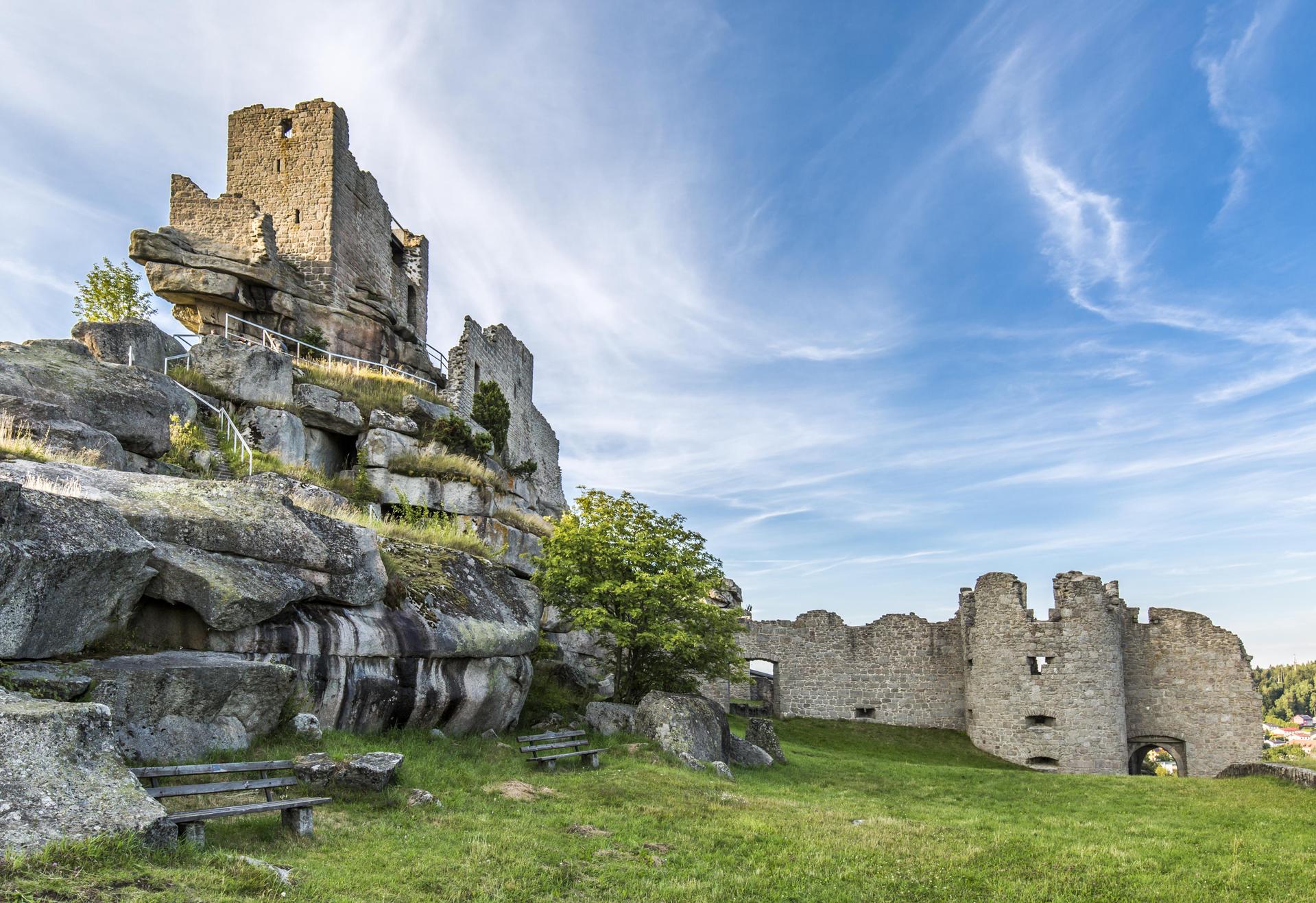 Als sie die Burg Flossenbürg besichtigen wollte, stürzte eine Frau in die Tiefe und verletzte sich schwer. (Archivbild: Oberpfälzer Wald/Thomas Kujat/exb)