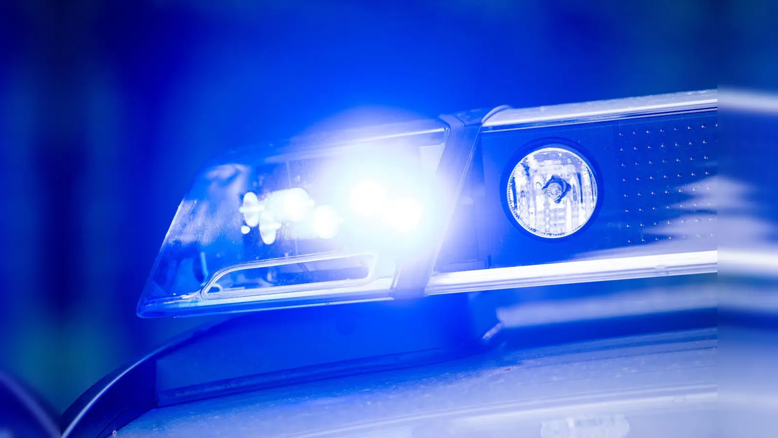 Nach einem Raubüberfall in Nürnberg fahndet die Polizei nach dem Täter. (Symbolbild: Lino Mirgeler/dpa)