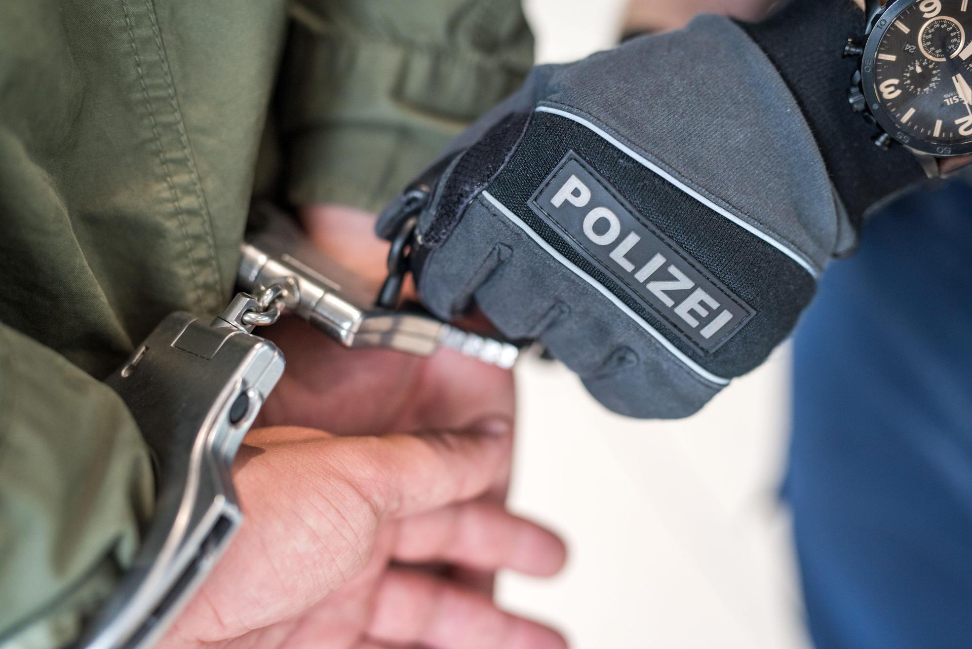 Bei Grenzkontrollen an der A 6 nimmt die Bundespolizei Waidhaus zwei gesuchte Straftäter fest. Einer kann seine Strafe abwenden, der andere muss ins Gefängnis. (Symbolbild: Alexandra Stolze)