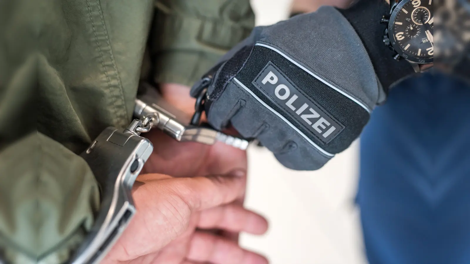 Bei Grenzkontrollen an der A 6 nimmt die Bundespolizei Waidhaus zwei gesuchte Straftäter fest. Einer kann seine Strafe abwenden, der andere muss ins Gefängnis. (Symbolbild: Alexandra Stolze)