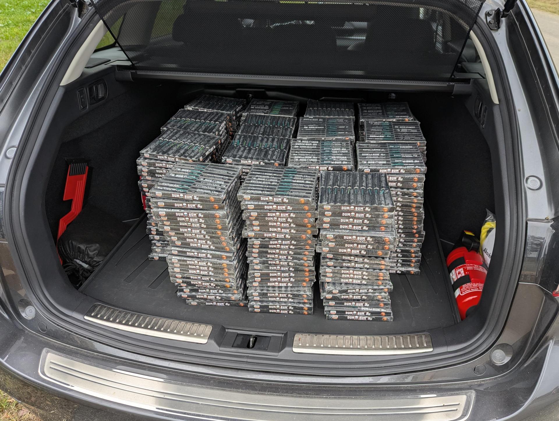 Die Bundespolizei stellte 6000 Böller bei einer Kontrolle in Waldsassen sicher. (Bild: Bundespolizei)