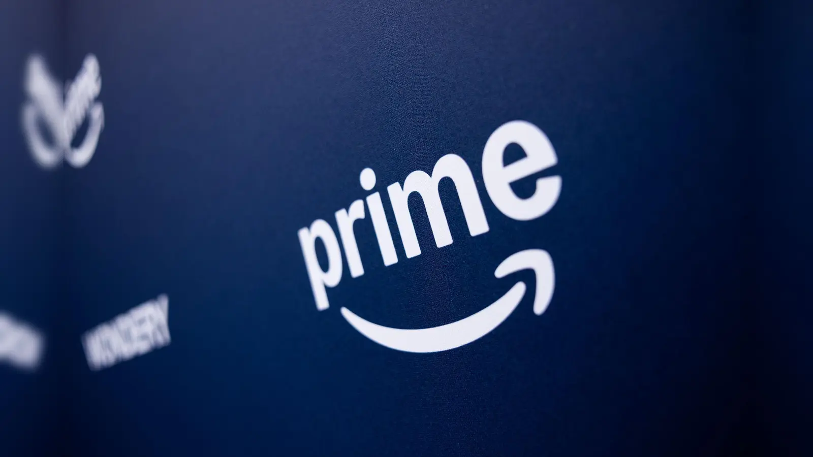 Mitglieder von Amazon haben verschiedene Vorteile wie kostenlosen Versand und Streaming-Angebote für Filme und Serien. Dies kostet jedoch Geld. (Bild: Rolf Vennenbernd/dpa)