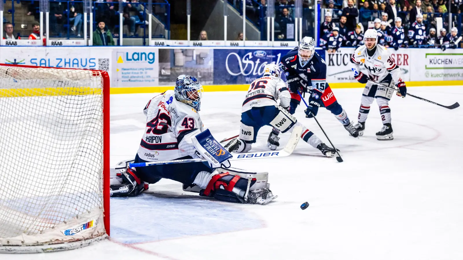 Blue-Devils-Stürmer Fabian Voit (Dritter von links) scheiterte mit diesem Versuch an Ilya Sharipov im Tor der Ravensburg Towerstars. (Bild: Tobias Neubert)