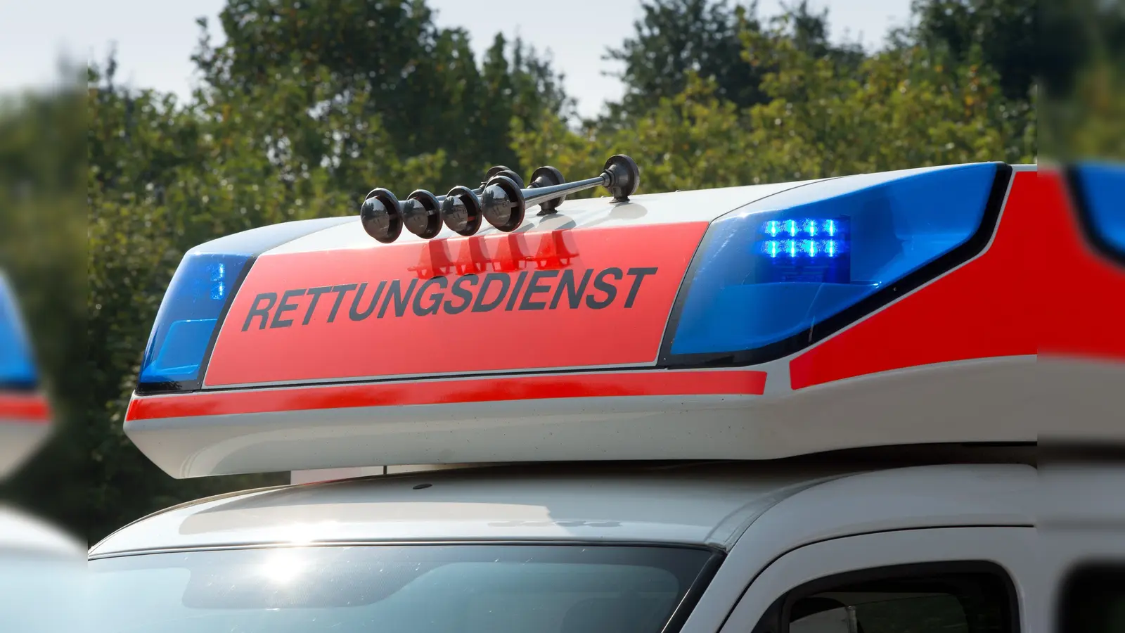 Zwei Frauen verletzten sich bei einem Unfall am Brandweiher in Weiden.  (Symbolbild: Soeren Stache/dpa)