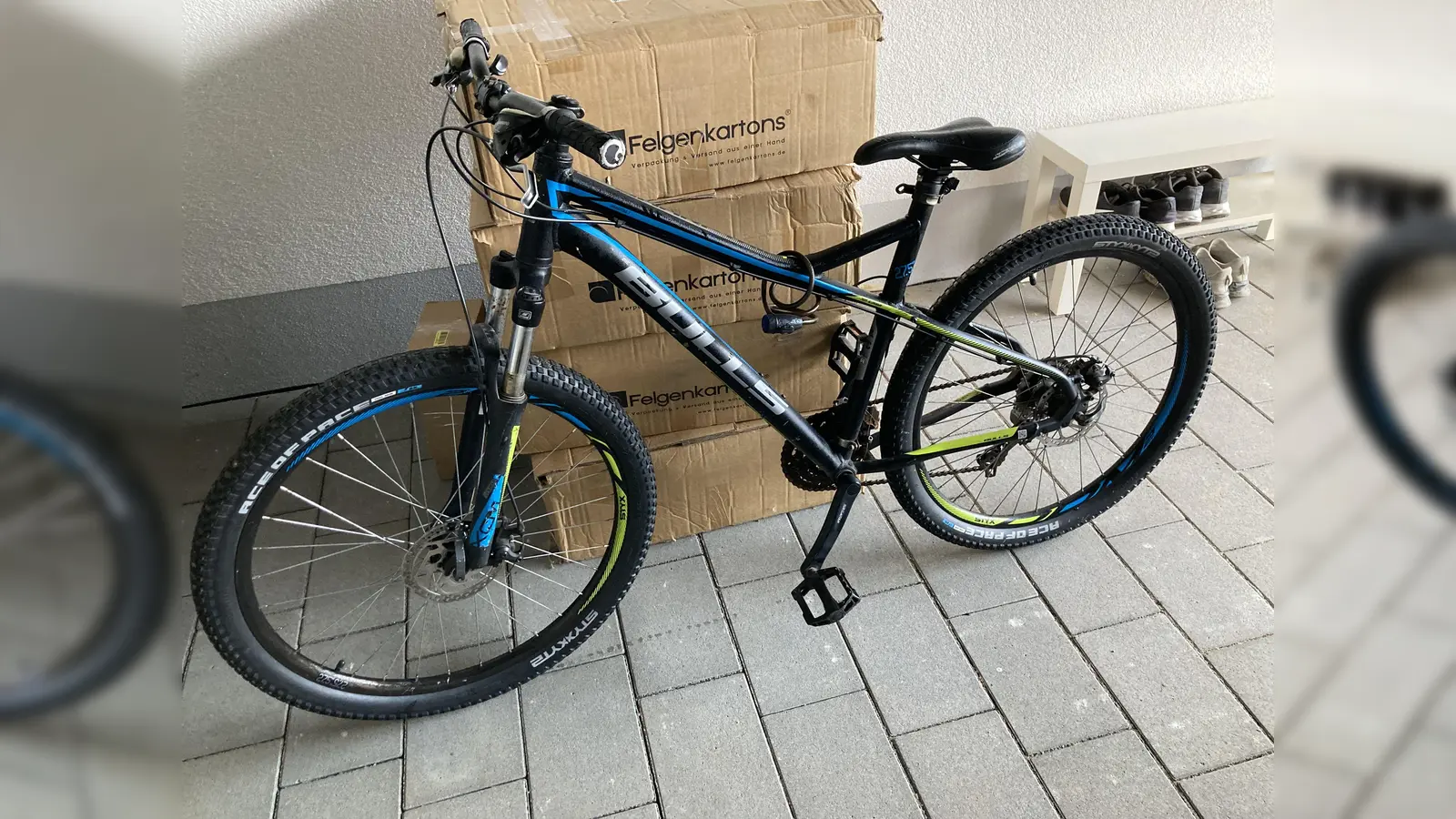 Diese Mountainbike ließen die Täter in einem Carport in Floß zurück. (Bild: Polizei Neustadt/WN)