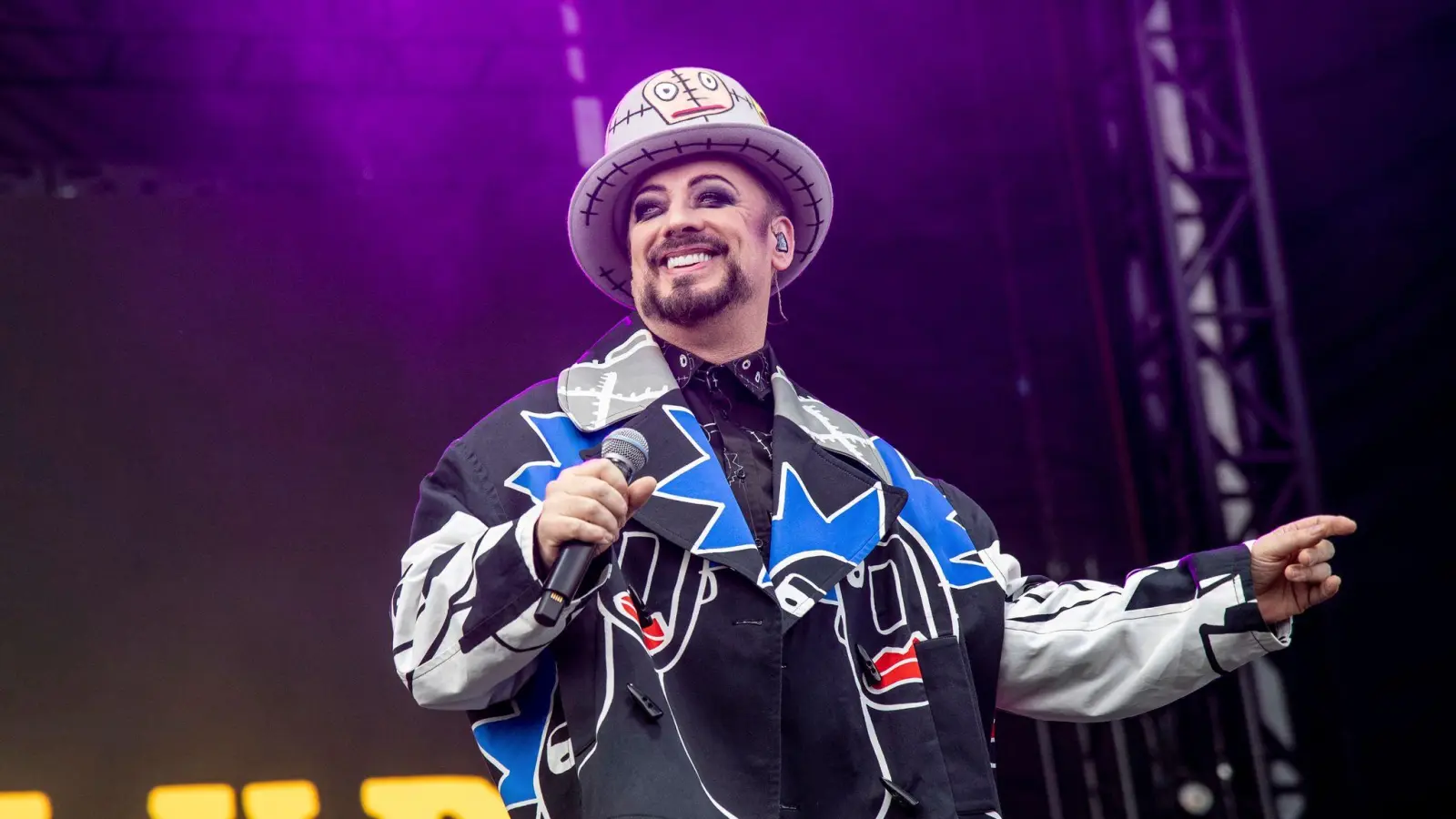 Der britische Popstar Boy George soll beim diesjährigen Eurovision Song Contest (ESC) auftreten. (Archivbild) (Bild: Amy Harris/Invision via AP/dpa)