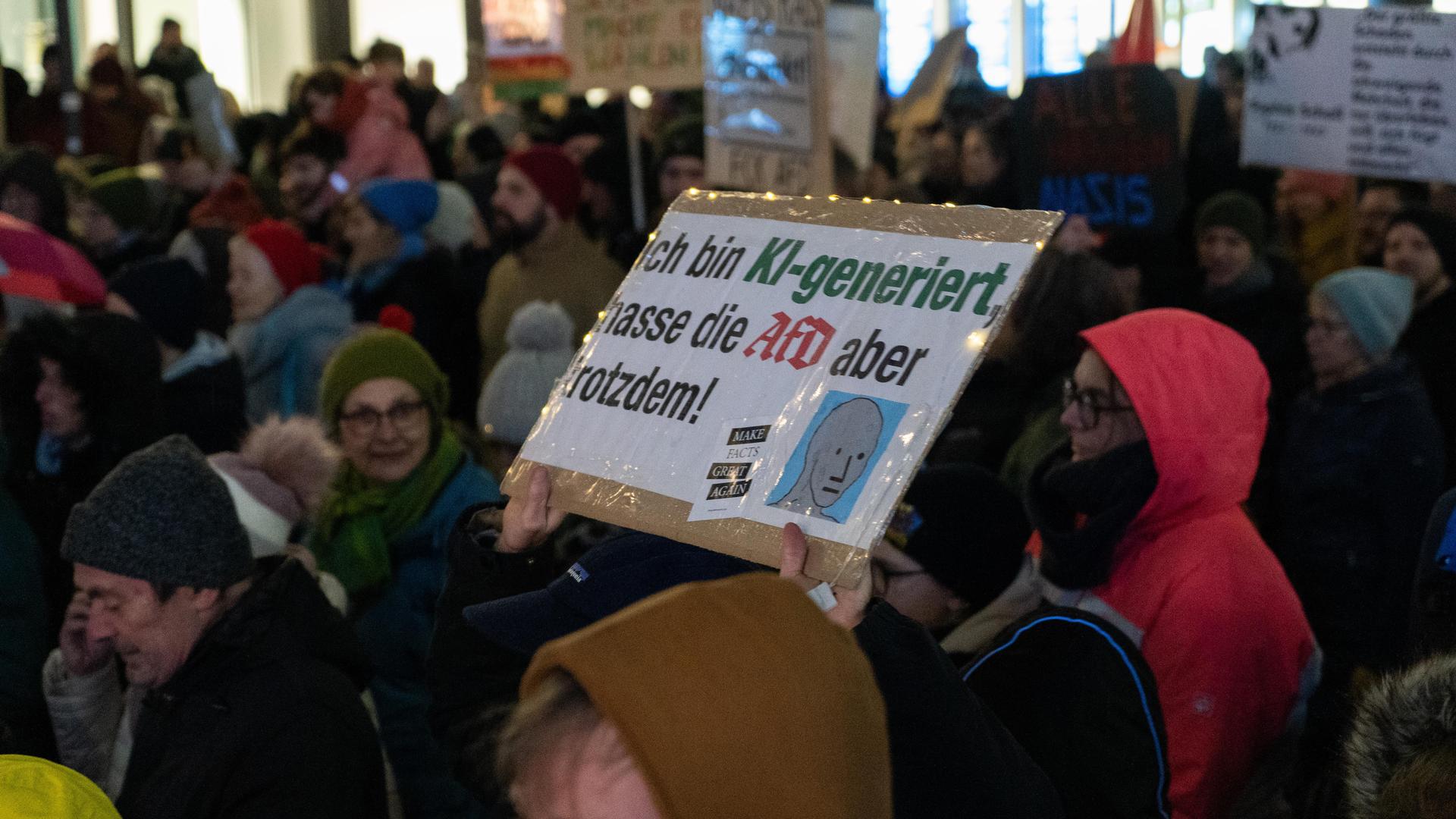 Bei der Demo gegen Rechts haben sich tausende Menschen zu einem Protestmarsch durch Weiden versammelt. (Bild: knz)