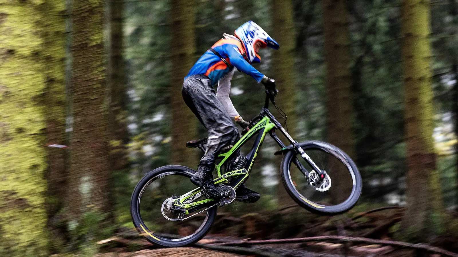 Ein Unbekannter hat in Vohenstrauß ein Mountainbike gestohlen. (Symbolbild: Swen Pförtner/dpa)