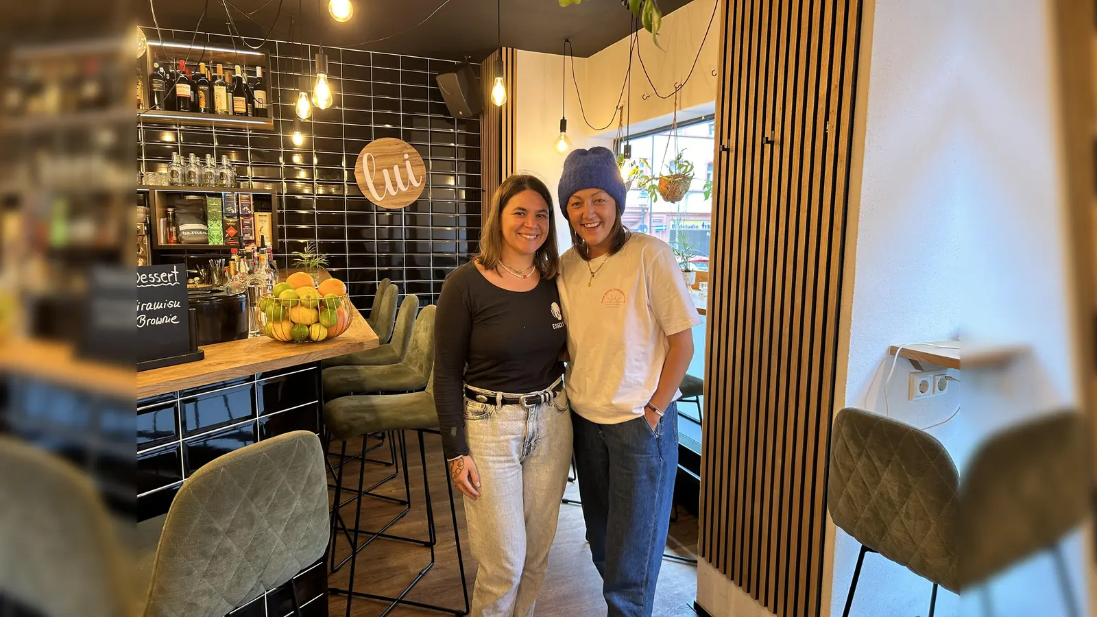 Steffi (links) und Geschäftsführerin Esther (rechts) vom „LUI essen und bar”. (Bild: pjol)