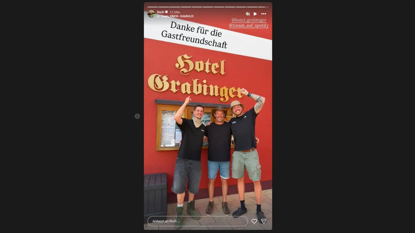 Rapper Finch genießt einen Camping-Stopp in Büchelkühn bei Tream. Der ungewöhnliche Zeltplatz: das Gelände des Hotel Grabinger. (Screenshot: Instagram/@finch)