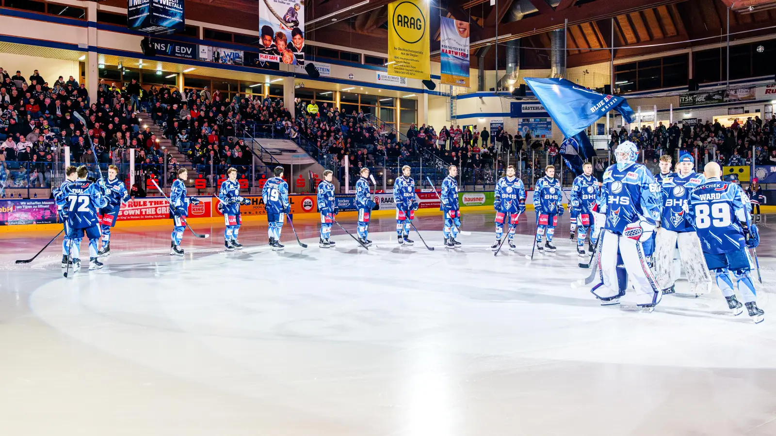 Die Blue Devils Weiden hoffen in den anstehenden Play-down-Partien gegen den EC Bad Nauheim auf eine möglichst volle Hans-Schröp-Arena. Am Dienstagvormittag beginnt der Vorverkauf der Tickets für die ersten beiden Heimspiele.  (Archivbild: Elke Englmaier)