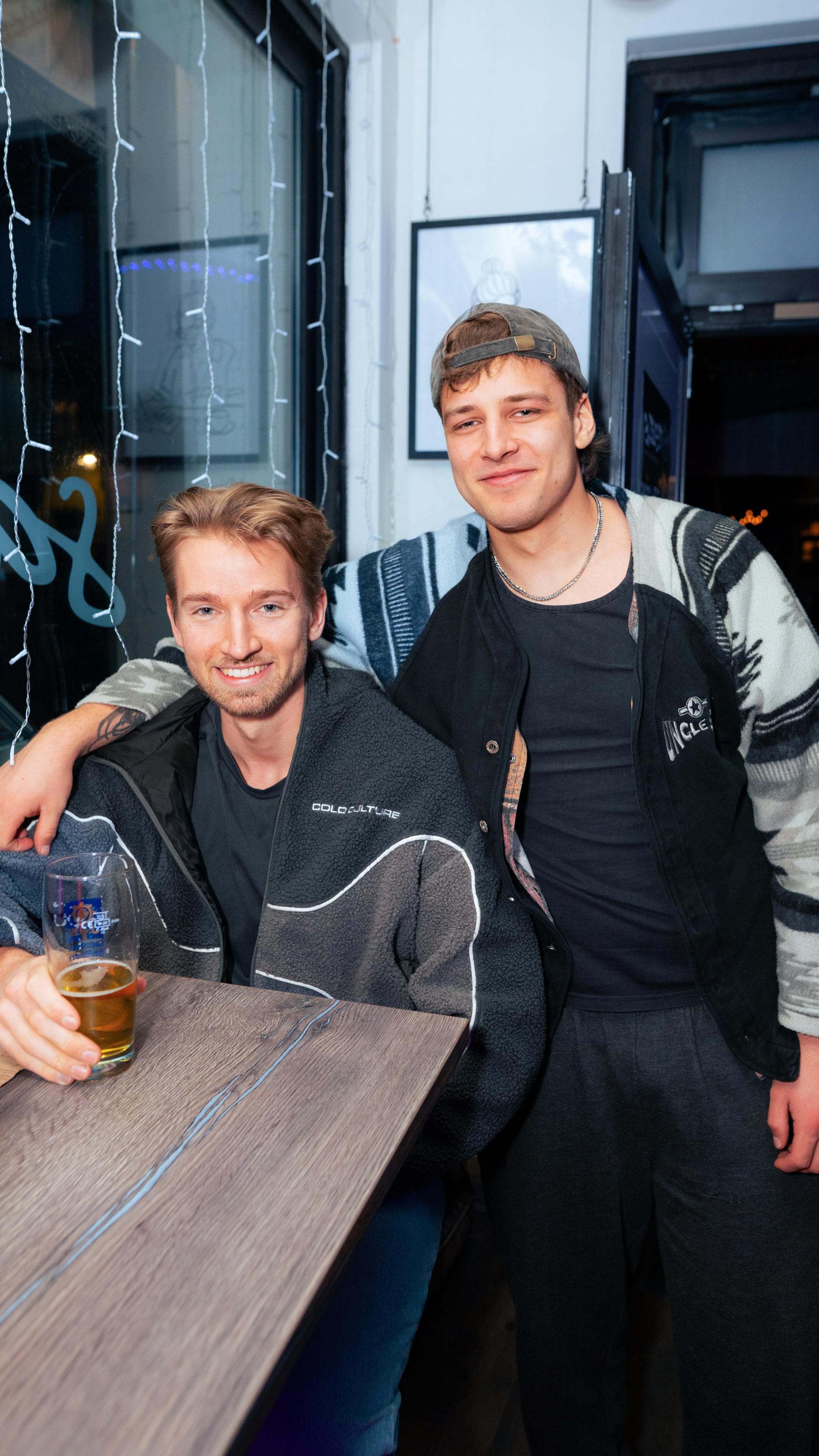 „Neon Beach Night” war das Motto bei der Party am Samstag in der SantoRino-Bar. (Bild: Hannes Stock)