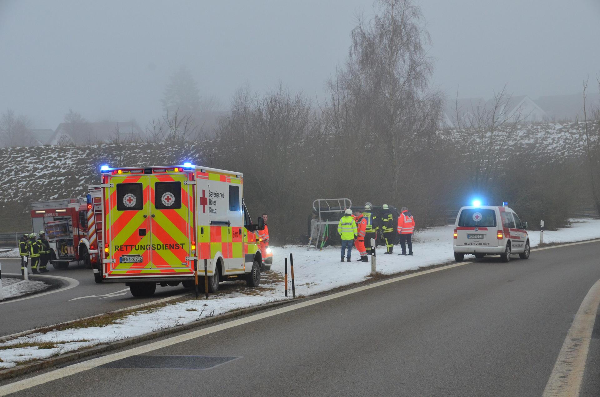 Bei der Ausfahrt Vohenstrauß-West von der A 6 ereignete sich am Freitagnachmittag ein Unfall, bei dem ein Fahrzeug umkippte.Der Fahrer ist glimpflich davon gekommen. (Bild: dob)