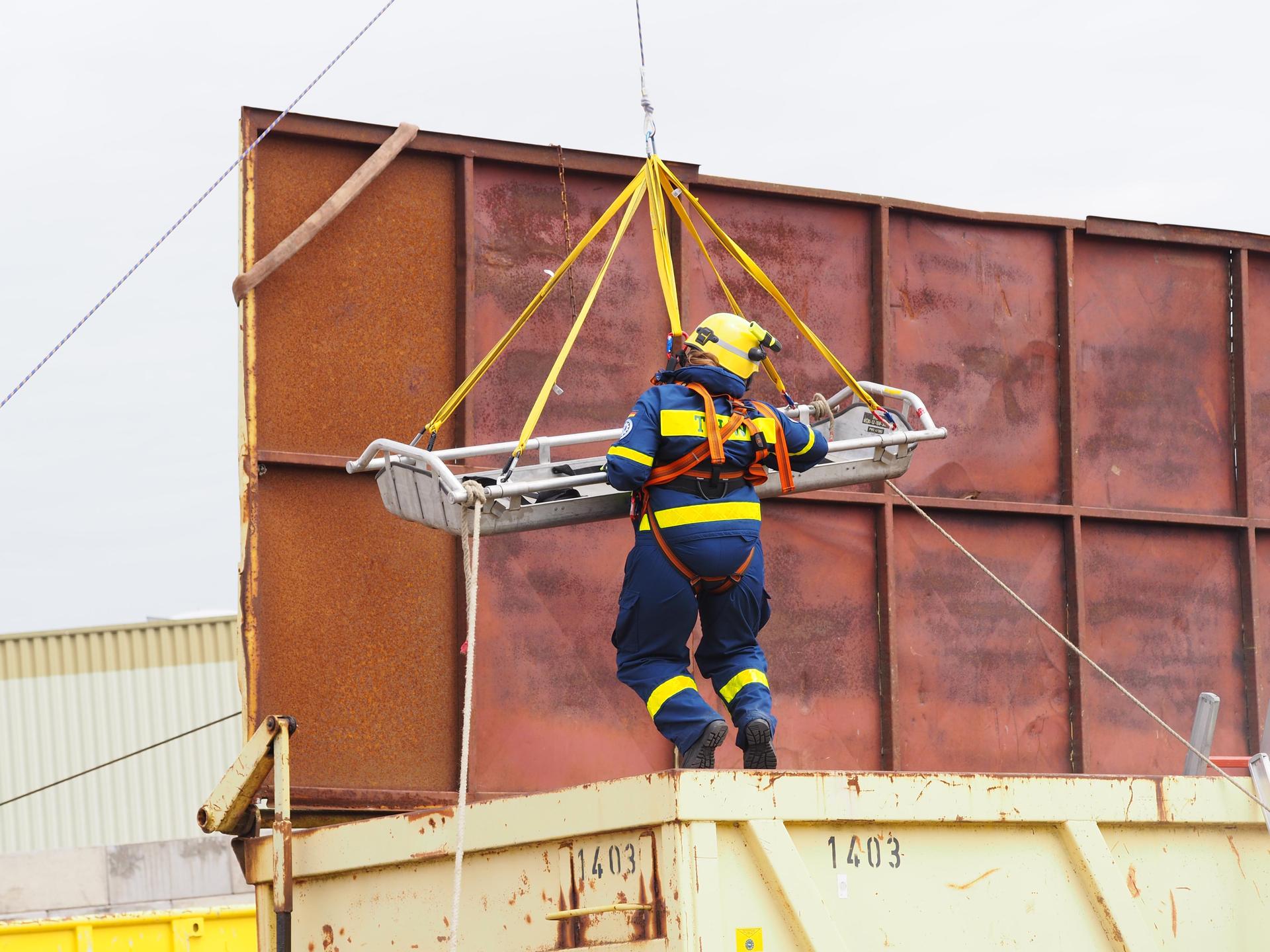 Aus einem Schrottcontainer rettet das Technische Hilfswerk eine Übungspuppe. Dazu nötig ist eine spezielle Absturzsicherung.  (Bild: Richard Meiler/exb)