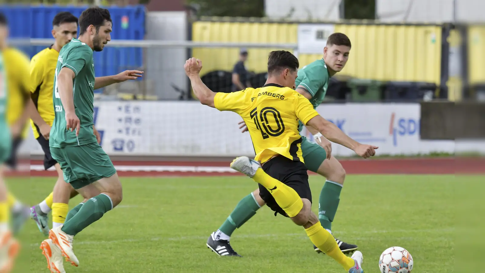 Yannik Haller (rechts) vom FC Amberg zielt auf das Gebenbacher Tor. Johannes Golla (links) und Fabian Vogl (rechts) von der DJK Gebenbach sind in Alarmbereitschaft.  (Bild: Hubert Ziegler)