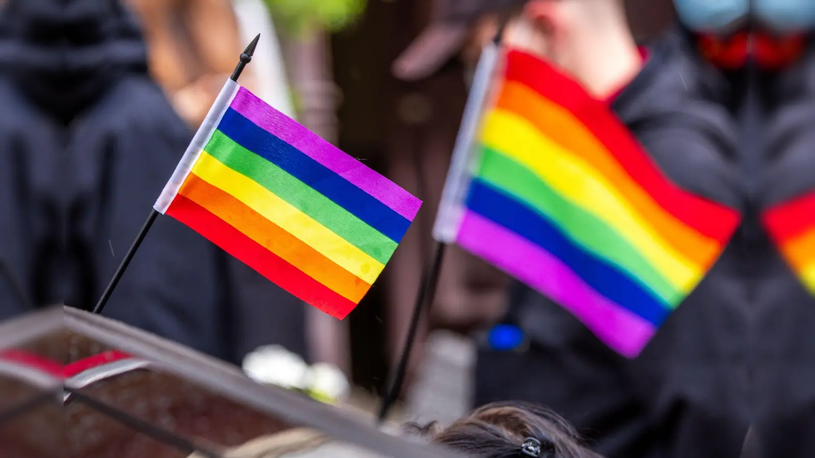 Zum ersten Mal findet ein CSD in Weiden statt. Zwei queere 19-Jährige sprechen mit Weiden24 über ihr Outing. (Symbolbild: Jens Büttner/dpa)