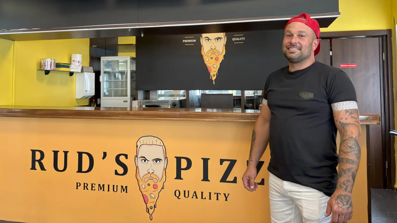 Der lange orangefarbene Bart ist das Markenzeichen der Pizza-Kette aus Tschechien.  (Bild: mcl)