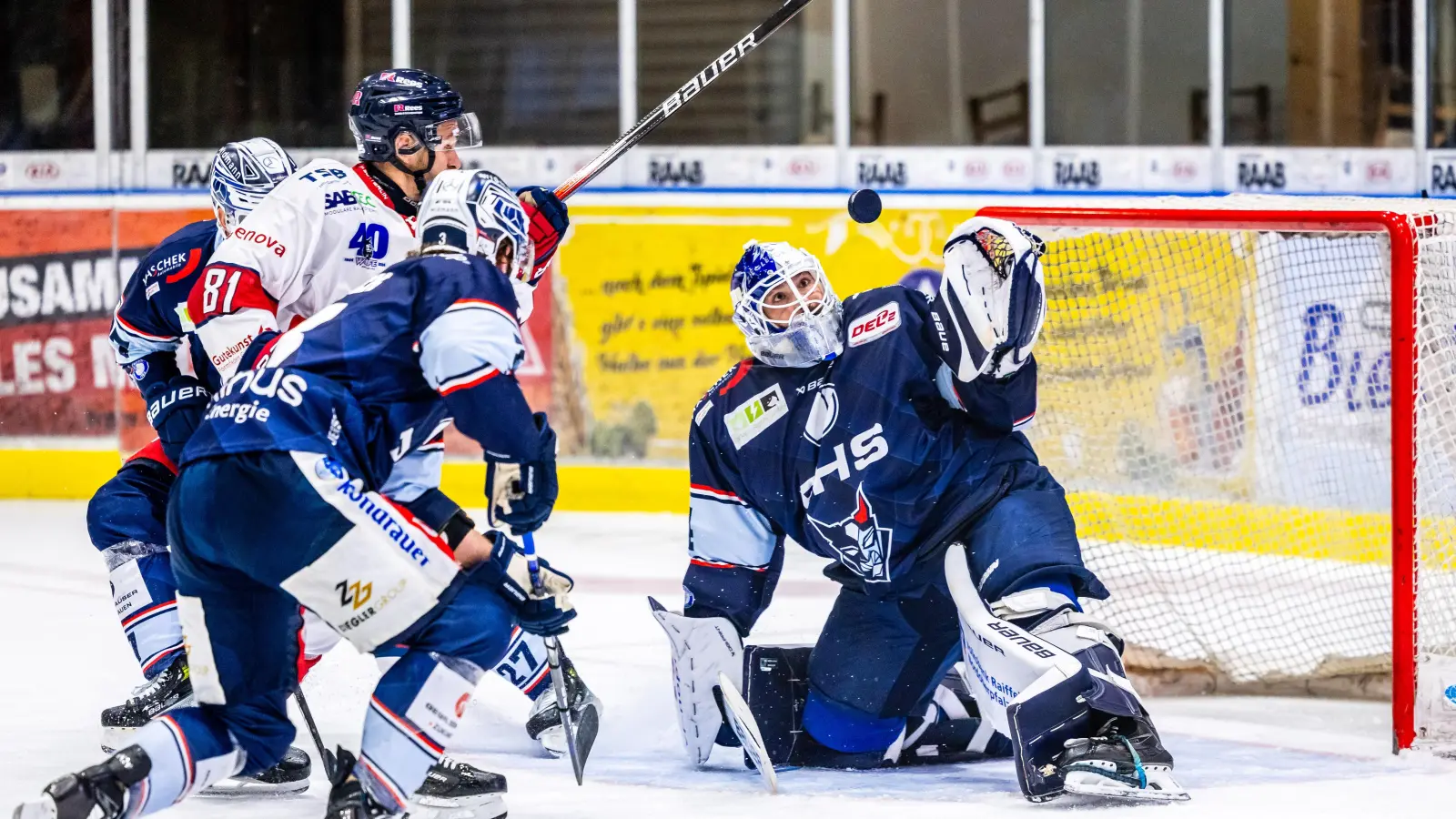 Marco Wölfl (rechts), der Goalie der Blue Devils Weiden, hatte alles im Blick und auch im Griff,  (Bild: Tobias Neubert)