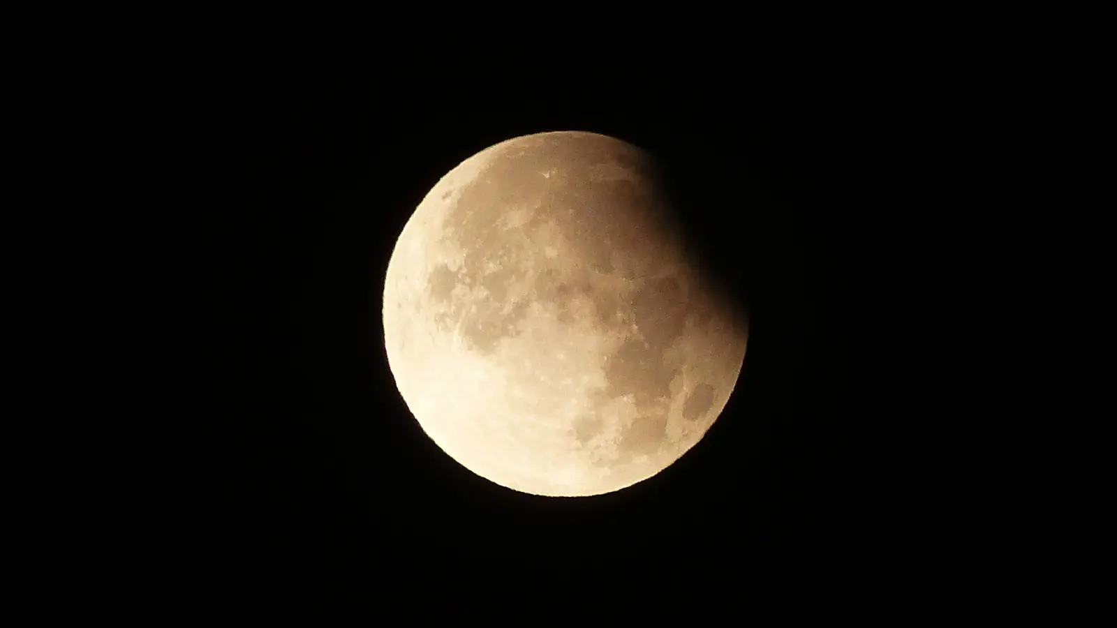 Am 18.09.2024 war von Weiden aus eine partielle Mondfinsternis zu sehen. Höhepunkt war um 4.44 Uhr. In derselben Nacht war der Vollmond ein sogenannter Supermond. Das heißt: Er befand sich auf seiner Bahn am Punkt seiner größten Erdnähe.  (Bild: Thomas Schaller)