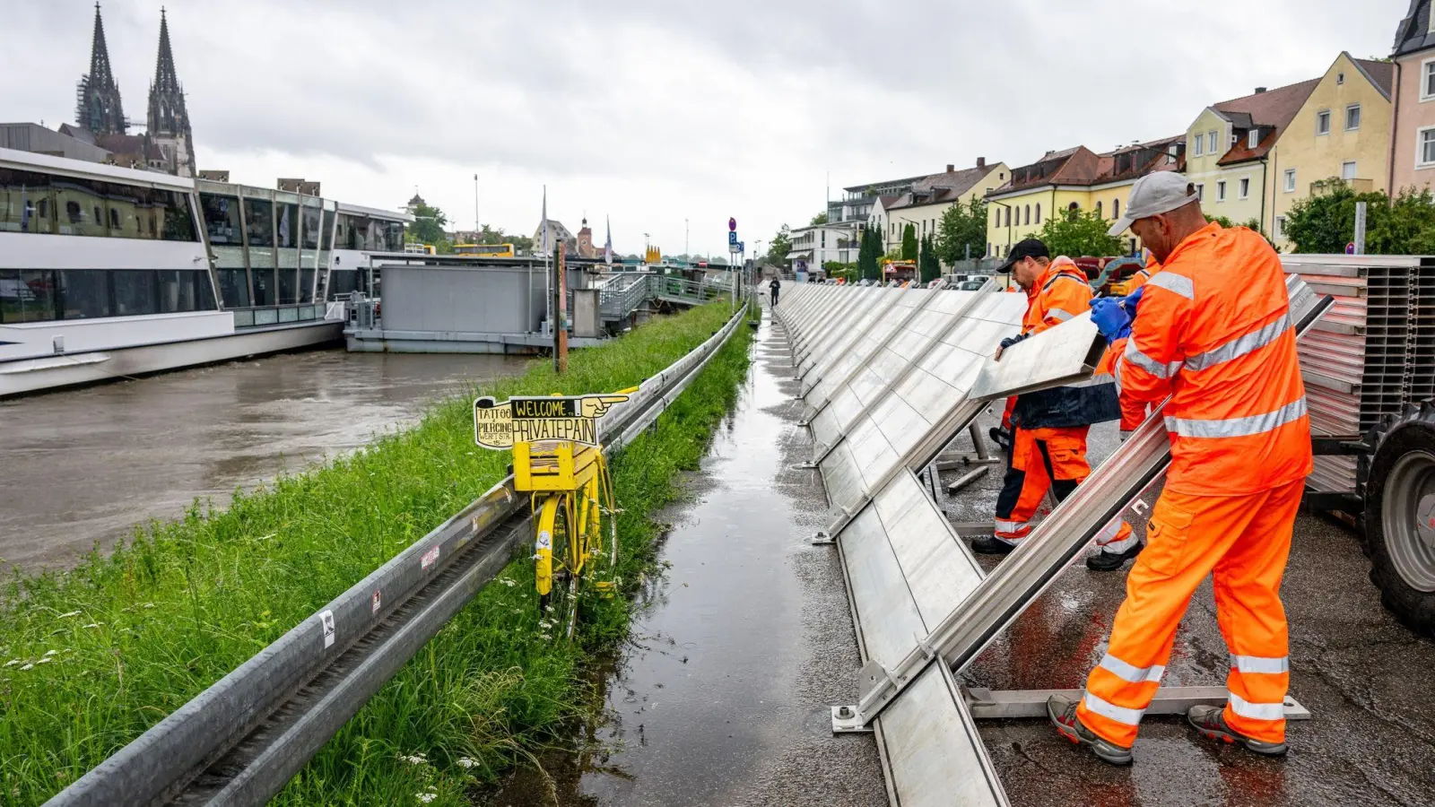 Schutzwände werden in der Altstadt am Donauufer aufgebaut. (Bild: dpa)