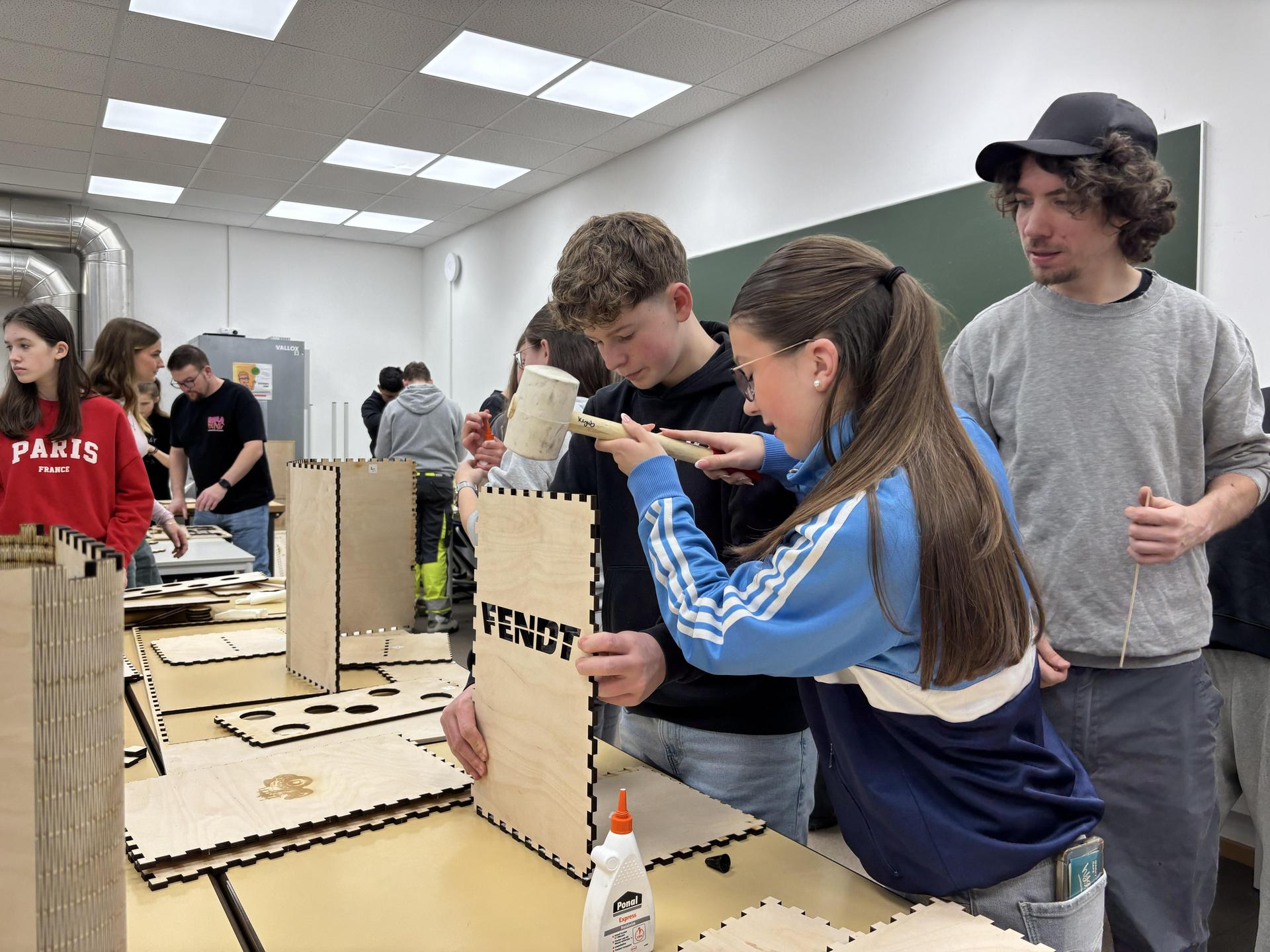 Die Schüler*innen der 9a der Lobkowitz-Realschule bauen ihre eigenen Cajons. (Bild: mcl)