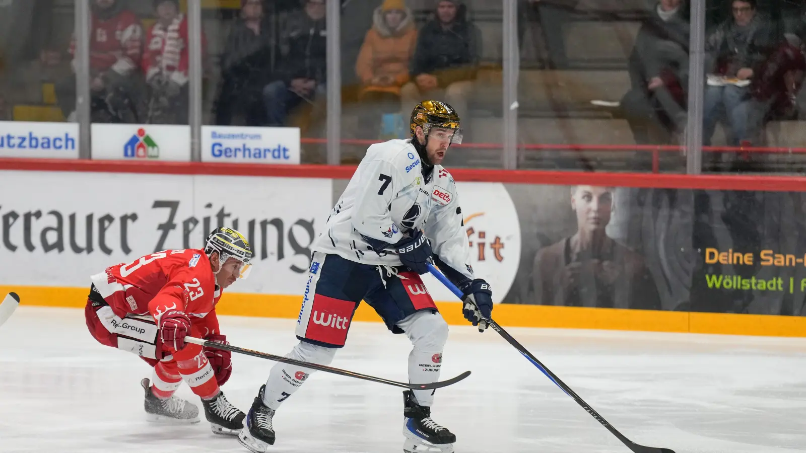 Luca Gläser und die Blue Devils Weiden haben das Auswärtsspiel beim EC Bad Nauheim am Freitagabend mit 2:3 in der Overtime verloren. Der Weidener Goldhelm steuerte den zwischenzeitlichen Treffer zum 2:1 bei.  (Bild: A. Chuc)