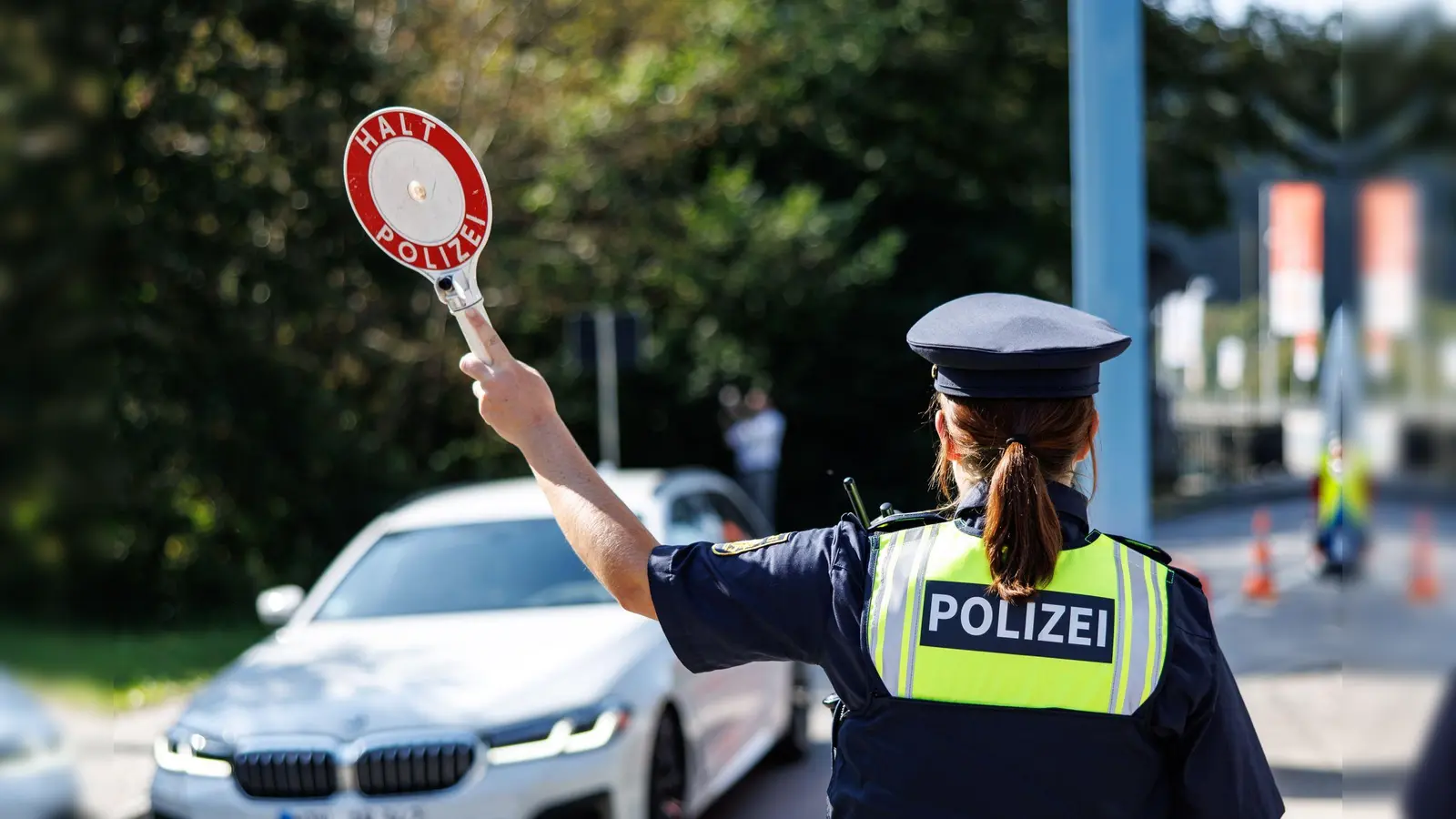 In Vohenstrauß kontrollierte die Grenzpolizei Waidhaus am Samstag einen Autofahrer, der zu tief ins Glas geschaut hatte. (Bild: Matthias Balk/dpa)