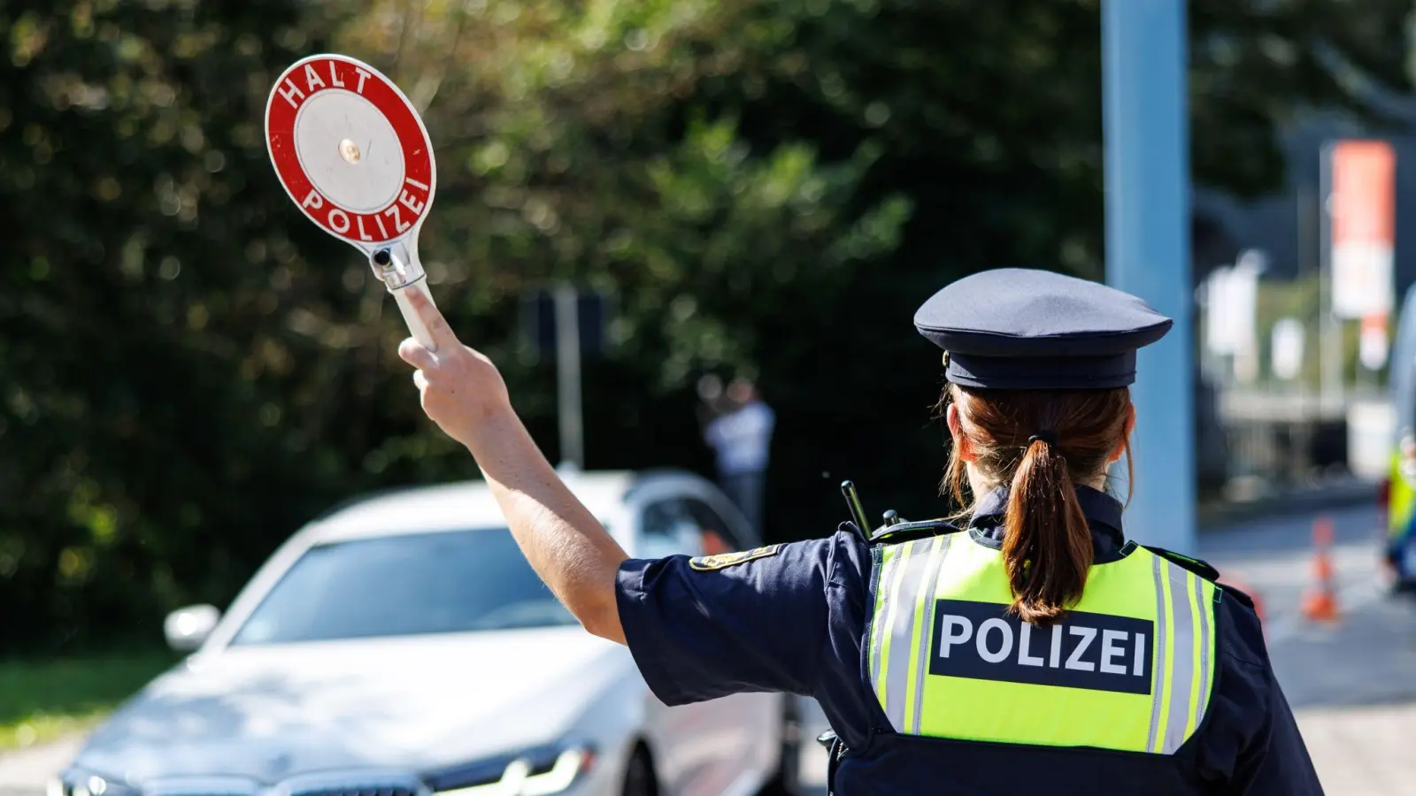 Grenzpolizisten kontrollierten einen gesuchten Straftäter in Waidhaus.  (Symbolbild: Matthias Balk/dpa)