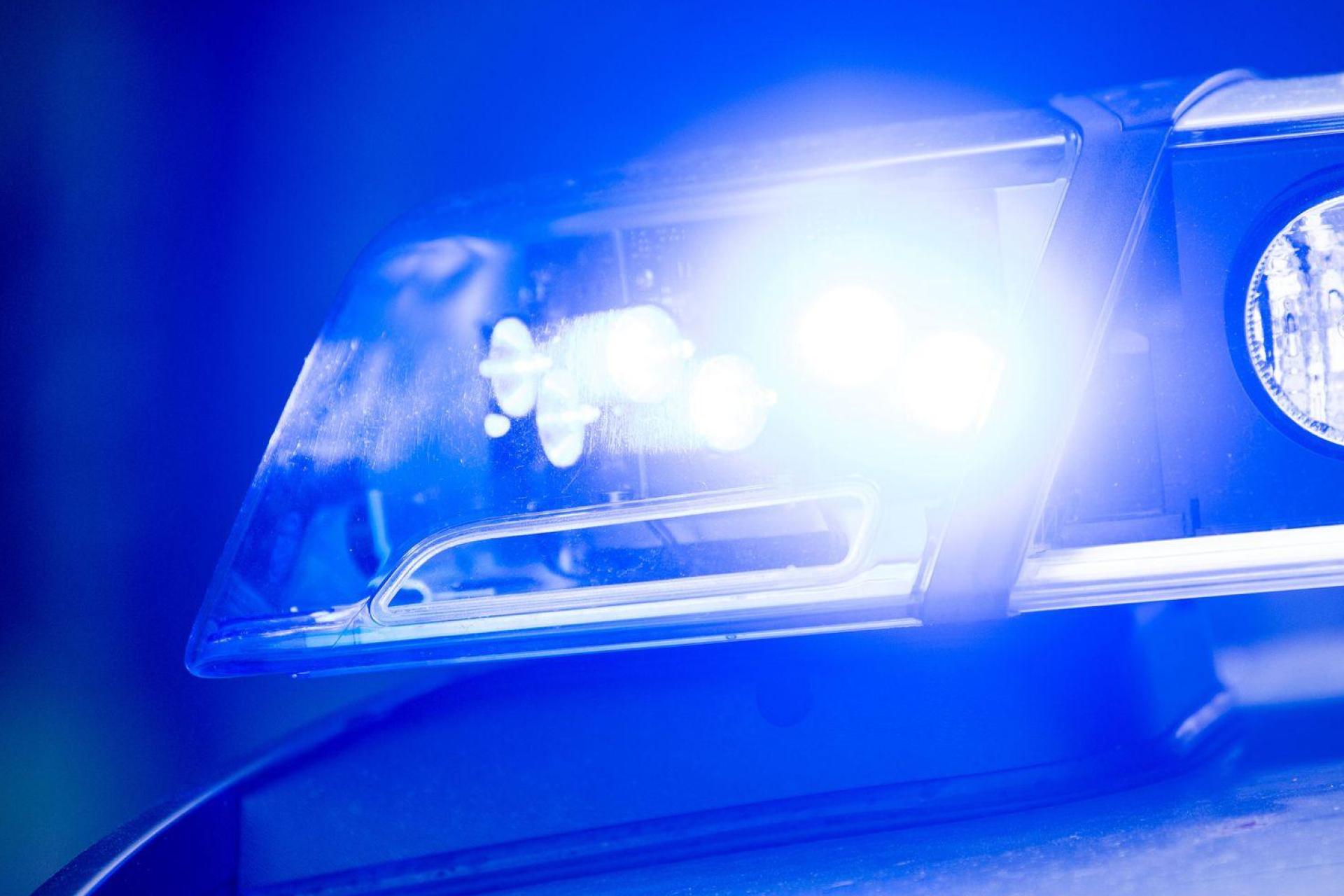 Bei einer Kontrolle fand die Polizei einen verbotenen Schlagstock. (Symbolbild: Lino Mirgeler/dpa)