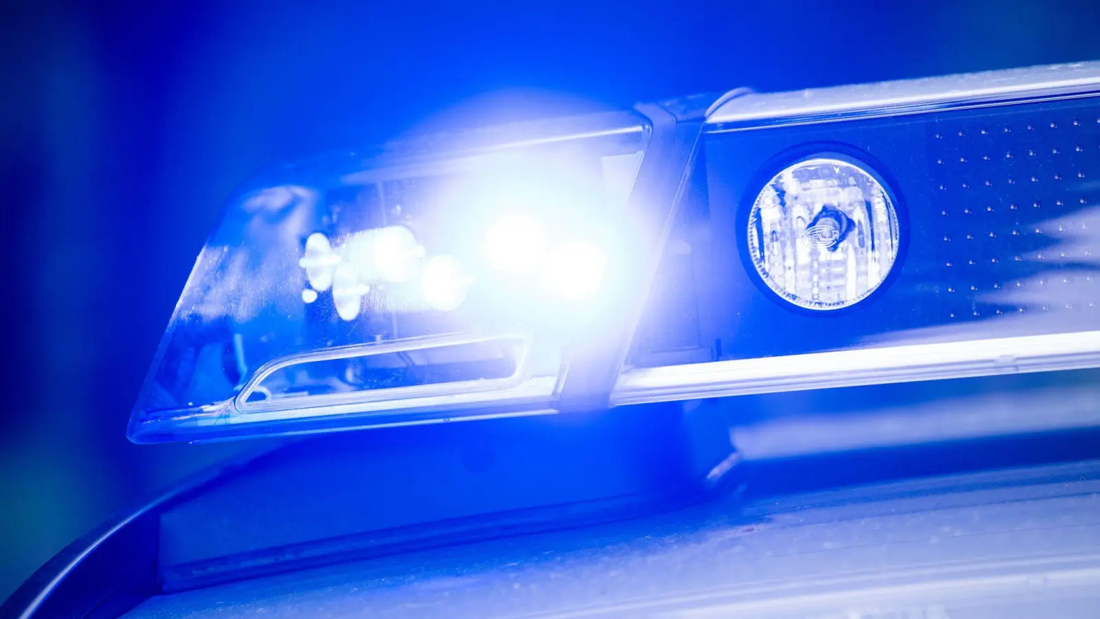 Die Polizei ermittelt nach der Beschädigung eines Abschleppautos. (Symbolbild: Lino Mirgeler/dpa)