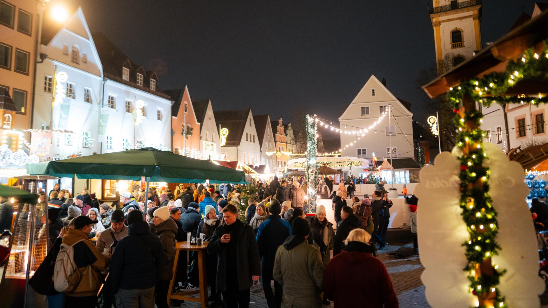 In Weiden war am Samstag auf dem Weihnachtsmarkt einiges los. (Bild: Hannes Stock)