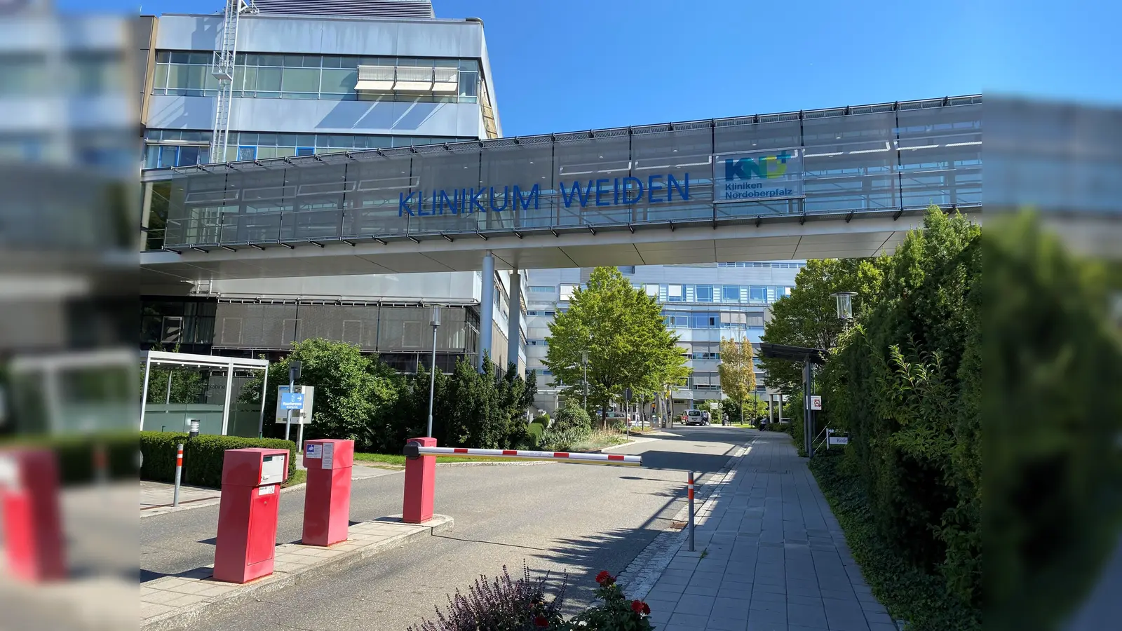 Für rund zwei Stunden lief das Weidener Klinikum am Samstagvormittag über Notstromaggregate. Es war der zweite große Stromausfall in der Stadt binnen weniger Tage. (Bild: ck)