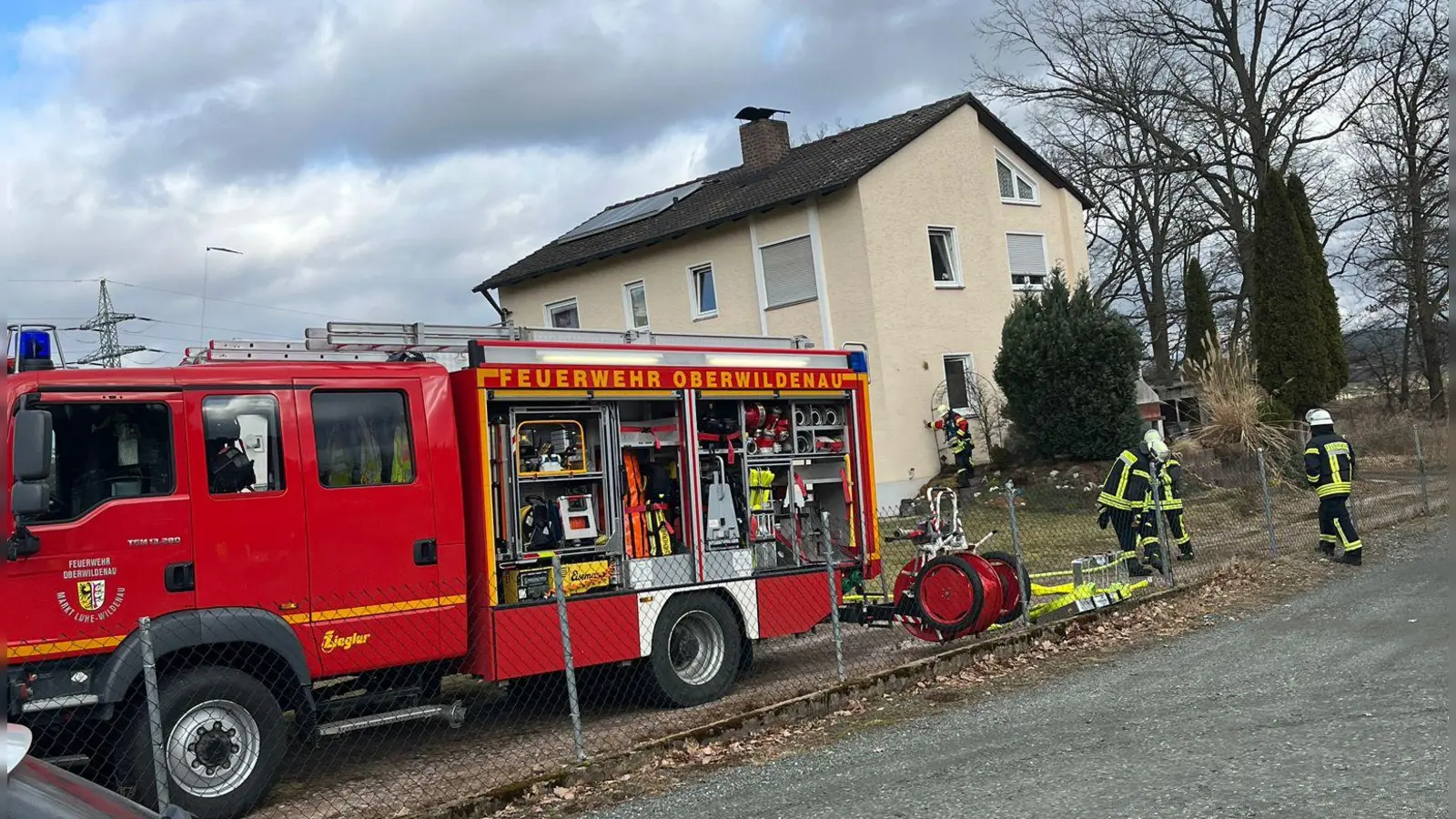 Die Feuerwehren Neudorf und Oberwildenau rückten am Montag mit 18 Einsatzkräften zu einem Wohnungsbrand in Oberwildenau aus. (Bild: Feuerwehr Oberwildenau)