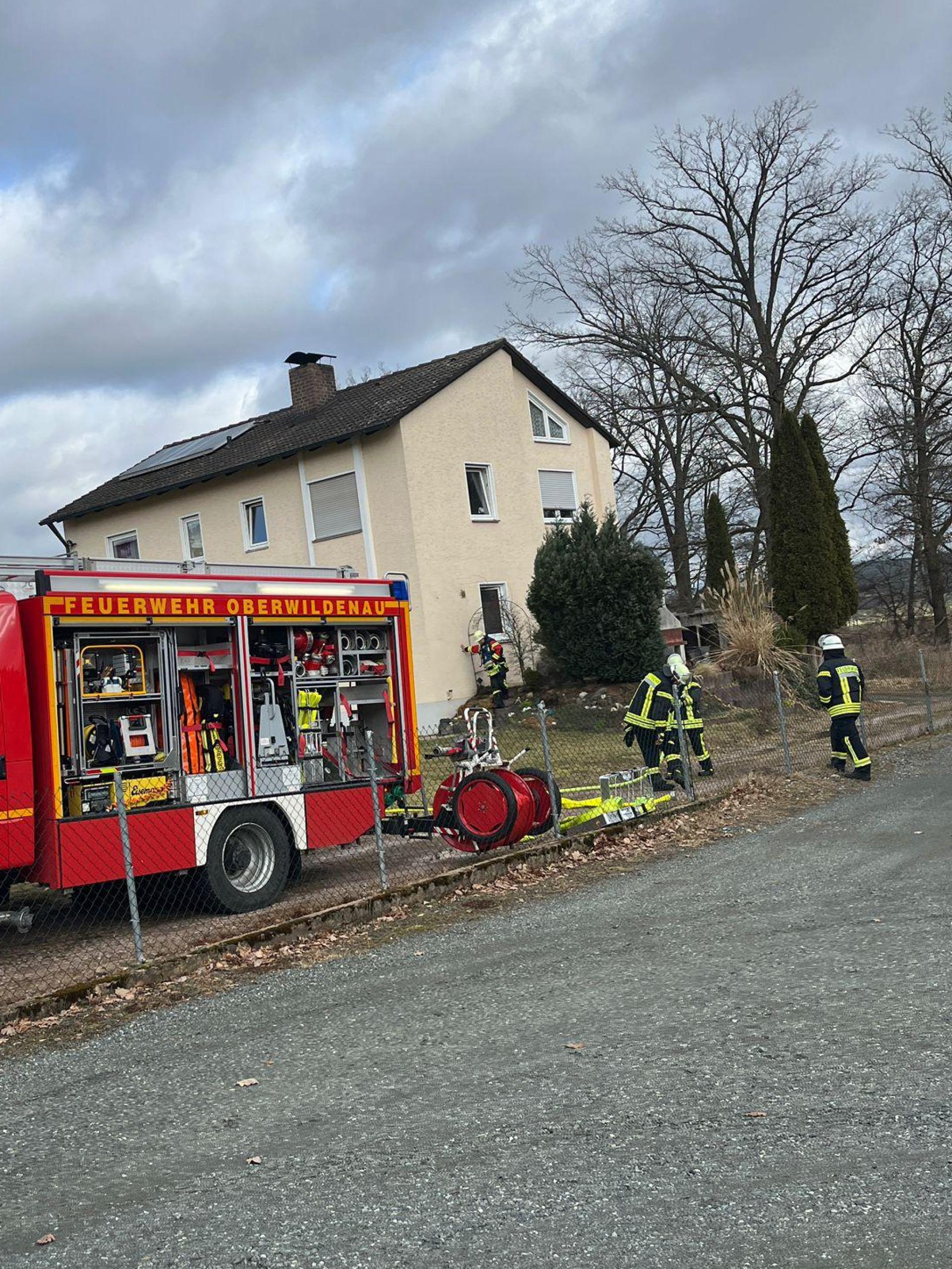 Die Feuerwehren Neudorf und Oberwildenau rückten am Montag mit 18 Einsatzkräften zu einem Wohnungsbrand in Oberwildenau aus. (Bild: Feuerwehr Oberwildenau)