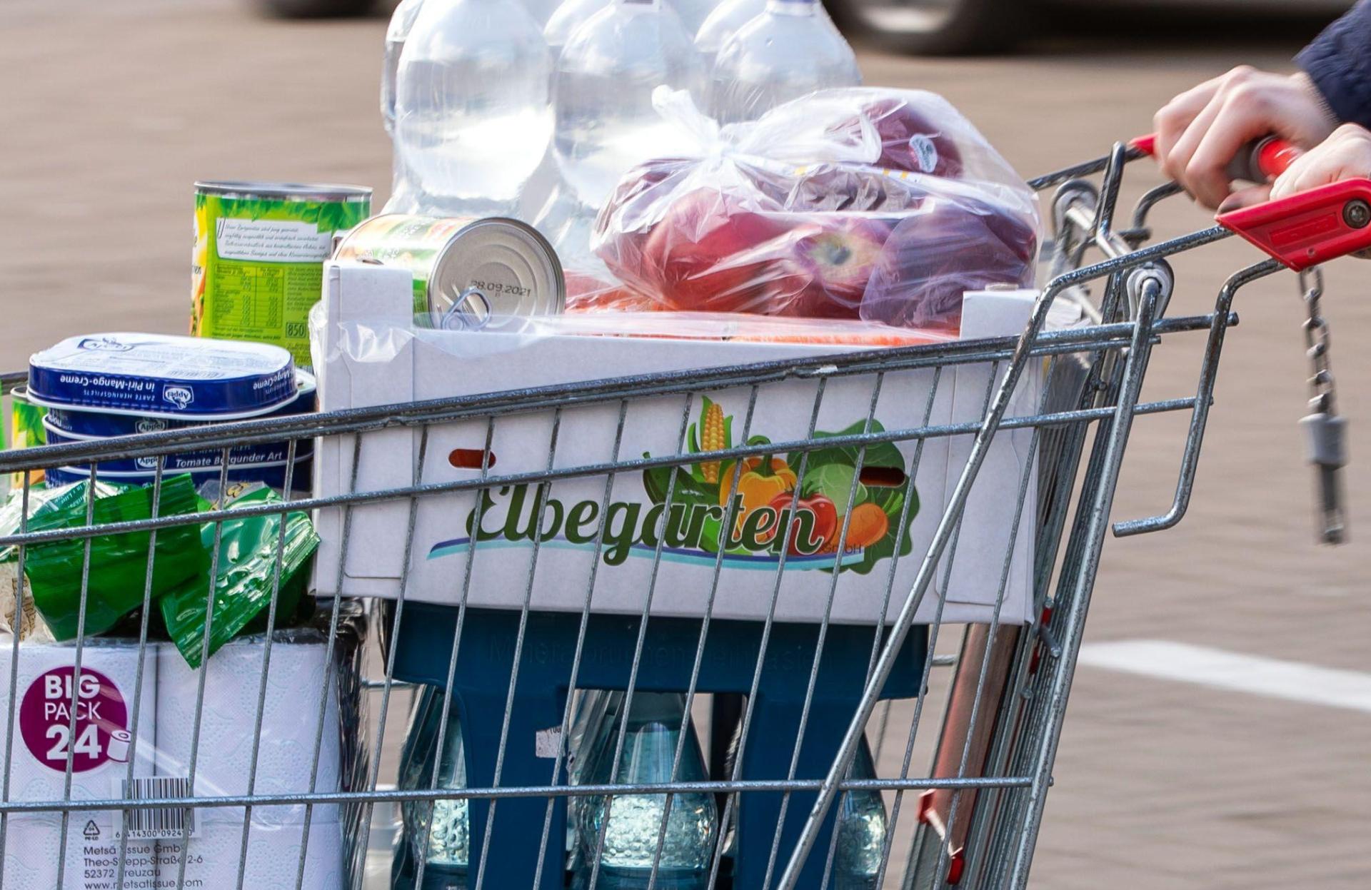 Ein Ladendieb versuchte in Weiden, einen Markt mit einem vollen Einkaufswagen zu verlassen, ohne die Waren im Wert von rund 280 Euro zu bezahlen.  (Symbolbild: Jens Büttner)