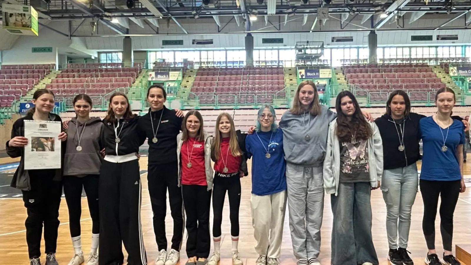 Sie freuen sich über den Vize-Titel: (von links) Frida Wegerer, Charlotte Güll, Emma Wutz, Nadja Valea, Marie Binner, Johanna Nowak, Lea Seibert, Isabella Meisner, Zuzana Pribylova, Marie Kreuzer und Helena Staeck.<br> (Bild: Silvia Krichenbauer/exb)