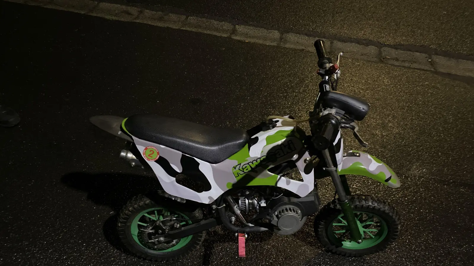 Die Polizei stoppte eine Achtjährige auf einem Pocketbike in Selb.  (Bild: Polizei Marktredwitz)