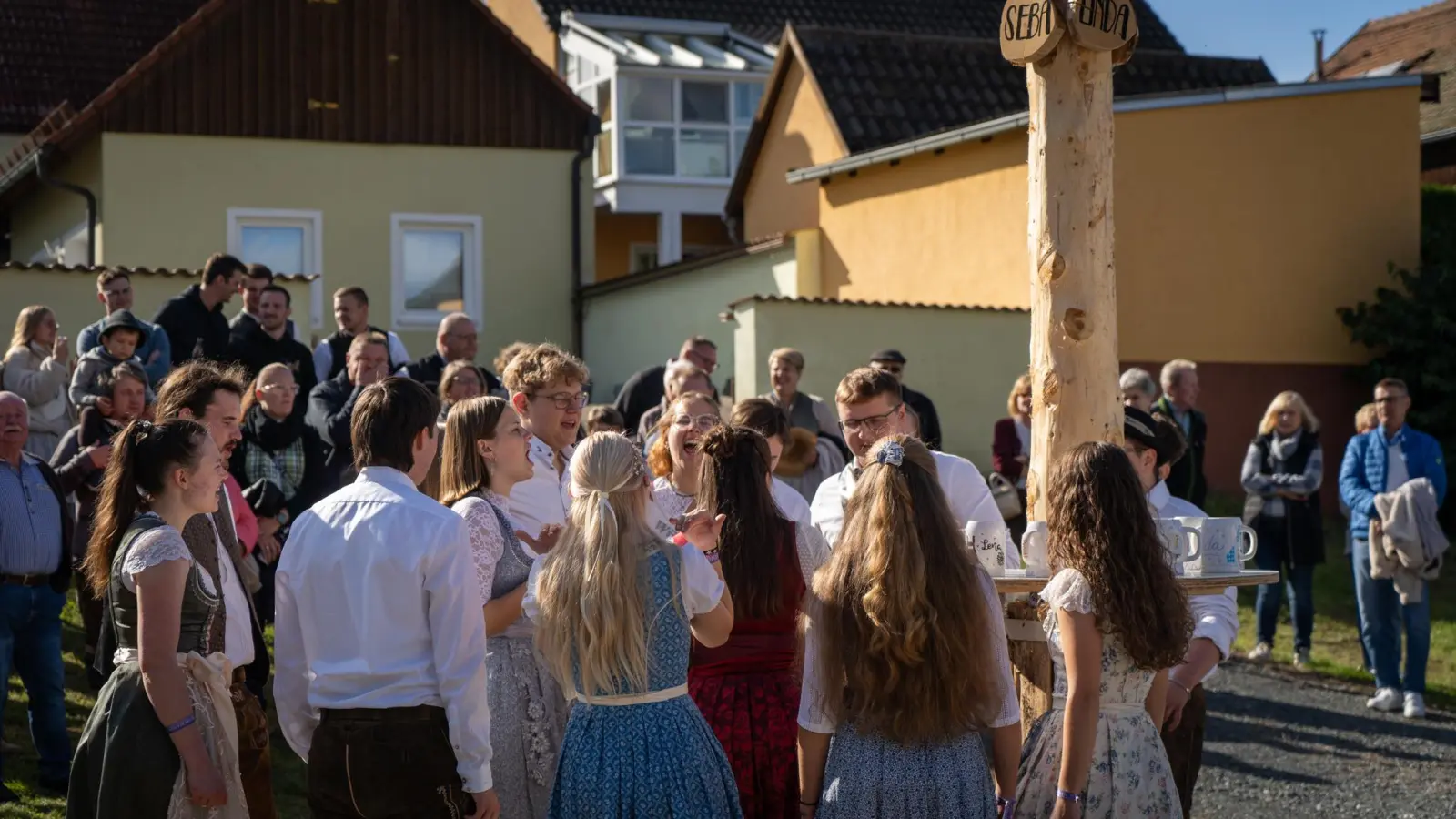 Ein Schrei auf das neue Oberkirwapaar Alicia und Sebastian (hinten irgendwo). (Bild: knz)