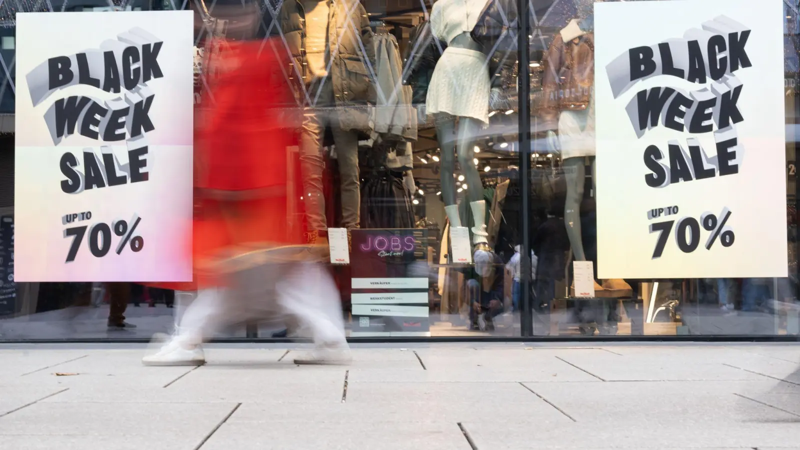 Männer geben am Black Friday mehr Geld aus. (Archivbild) (Bild: Etienne Dötsch/dpa)