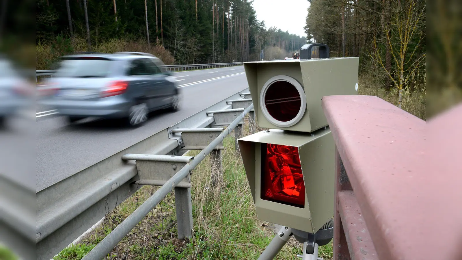 Ein bekanntes und gefürchtetes Gerät. Die Verkehrspolizei blitzte auf der B85 bei Amberg etliche Verkehrsteilnehmer, die zu schnell fuhren.  (Symbolbild: Petra Hartl)