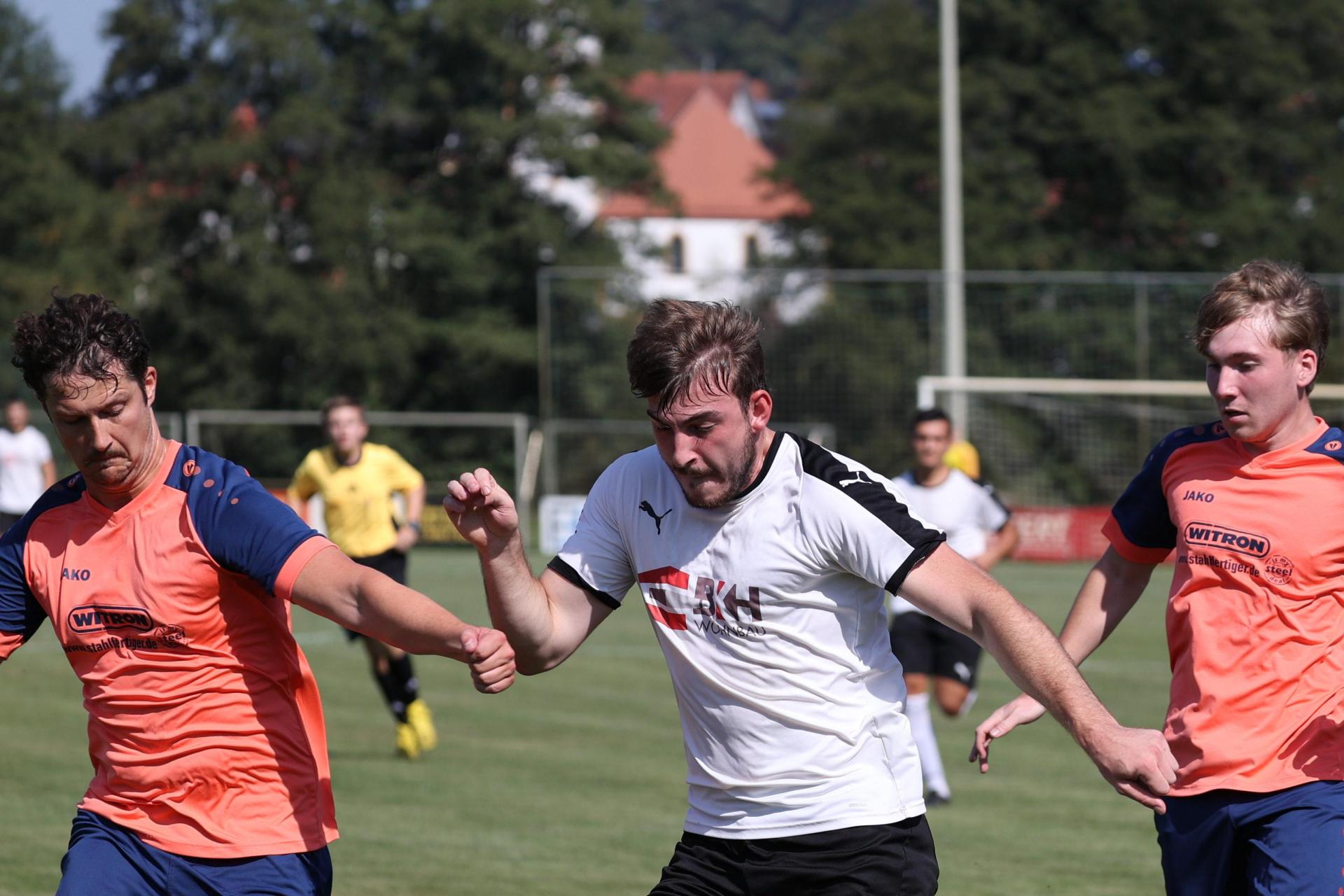 Niklas Friedl (Mitte) vom FC Luhe-Markt nimmt es gleich mit zwei Gegenspielern des FC Weiden-Ost II auf: Florian Gillitzer (links) und Max Hammer versuchen, an den Ball zu kommen. (Bild: Dieter Jäschke)