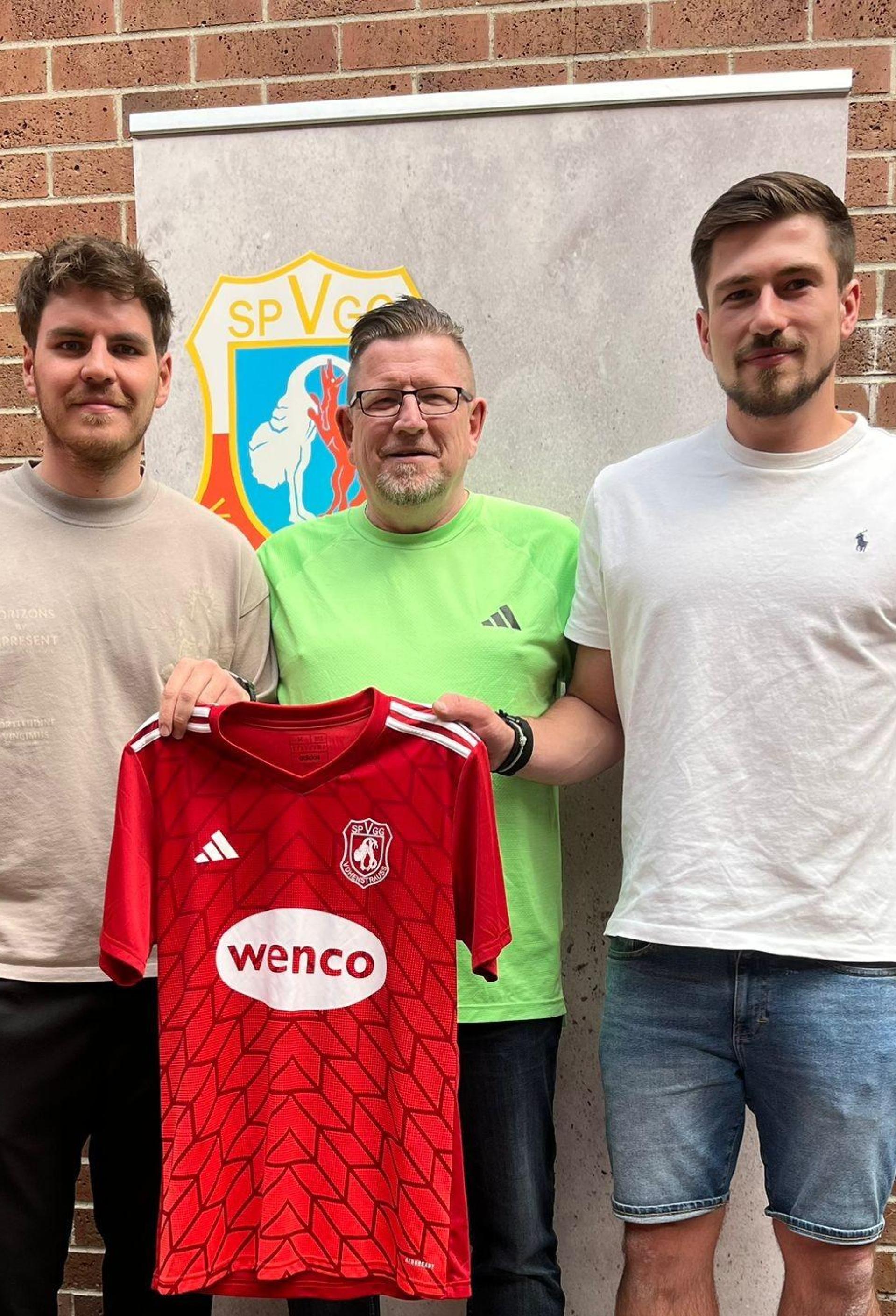 Florian Krapf (rechts) und Felix Eichinger (links) wechseln von der SpVgg Schirmitz zur SpVgg Vohenstrauß. Sportlicher Leiter Stefan Linz (Mitte) freut sich. (Bild: A. Schwarzmeier)