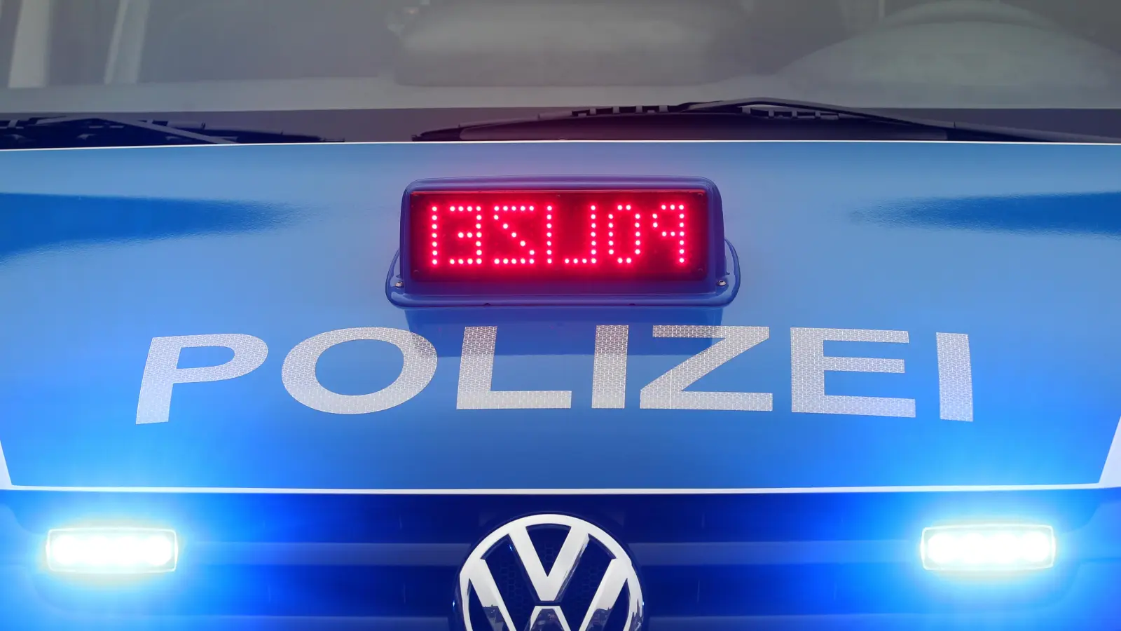 Die Weidener Polizei ermittelt gegen einen Mann wegen Hausfriedensbruchs.  (Symbolbild: Roland Weihrauch/dpa)