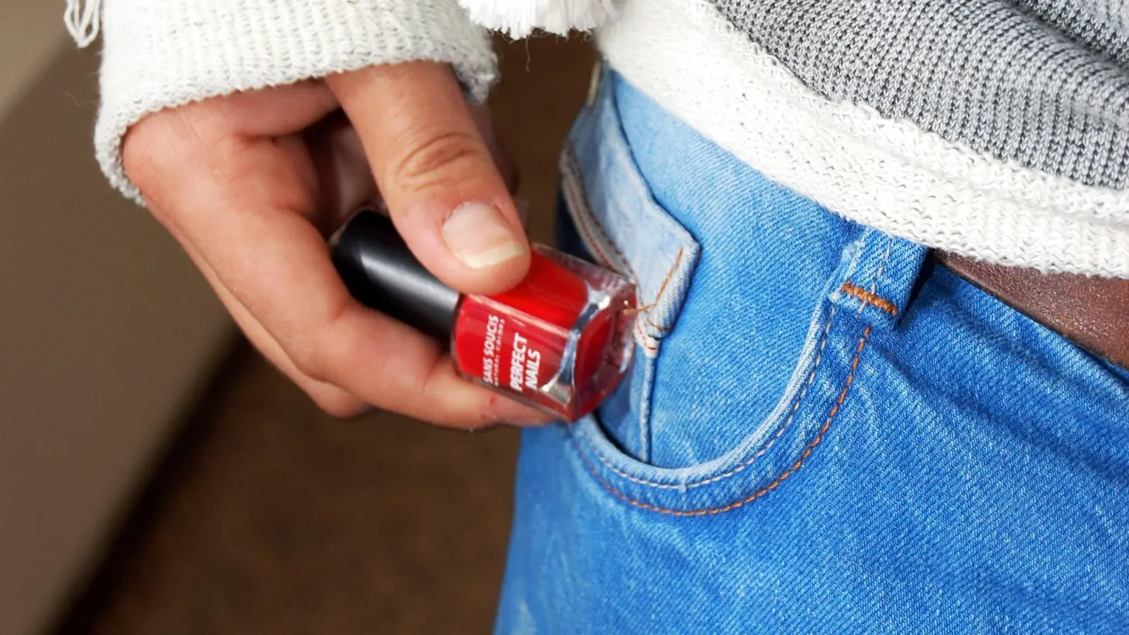 Auf Drogerieartikel hatte es eine Diebin in Marktredwitz abgesehen. Gleich zweimal am selben Tag wurde sie erwischt. (Symbolbild: Katharina Heimeier/dpa)