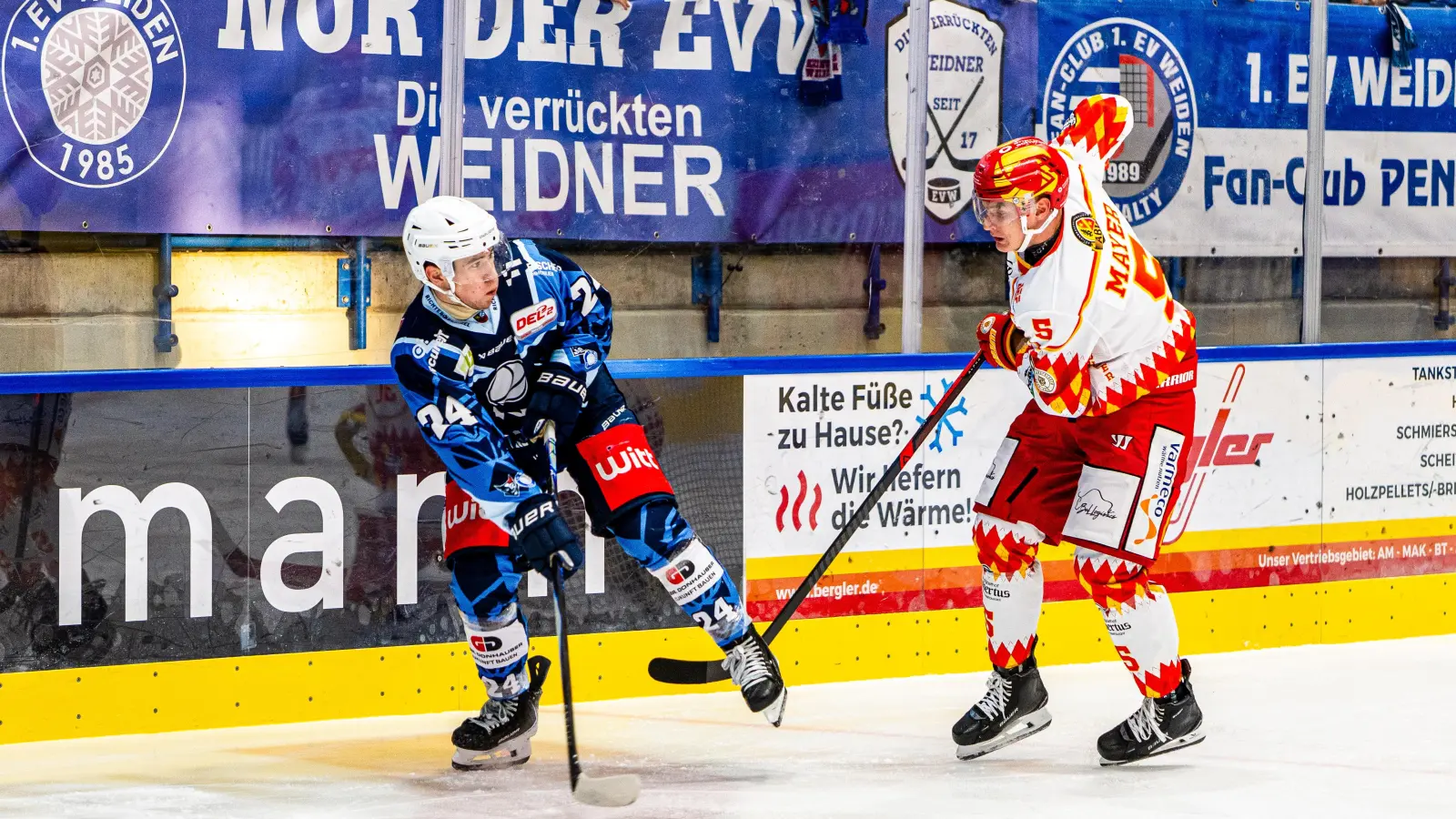 Das Weidener Eigengewächs Paul Vinzens (links) im Duell mit Paul Mayer vom ESV Kaufbeuren. (Bild: Elke Englmaier)