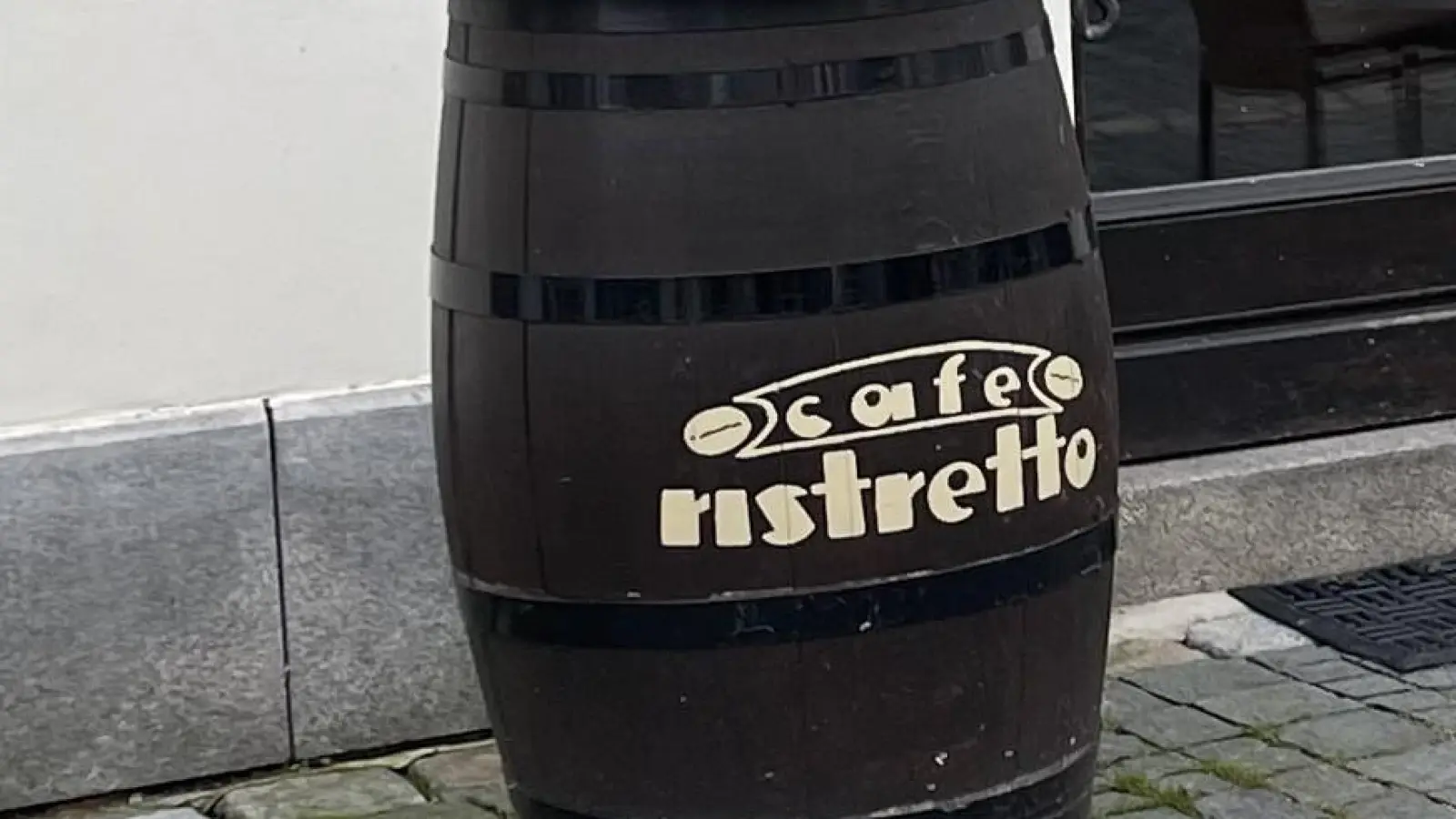 Am Wochenende haben Unbekannte vor dem Café Ristretto in Weiden randaliert. Dabei haben sie auch dieses Fass gestohlen.  (Bild: Martin Sauer)