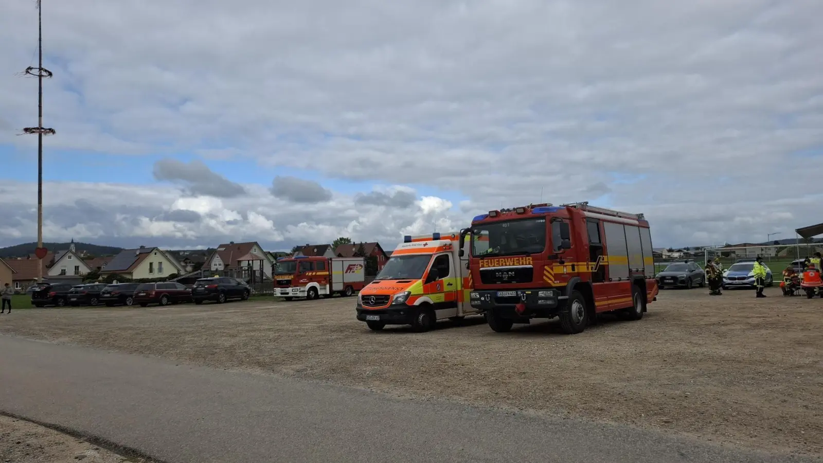 Polizei und Feuerwehr suchen bei Diendorf nach einem vermissten Mann. Auch das BRK ist vor Ort. (Bild: Eva Kreuzer)
